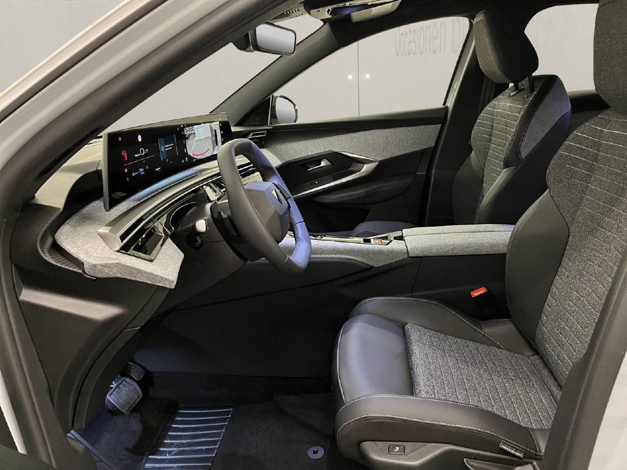 PEUGEOT 3008 e-Allure Premium AWD-image-6