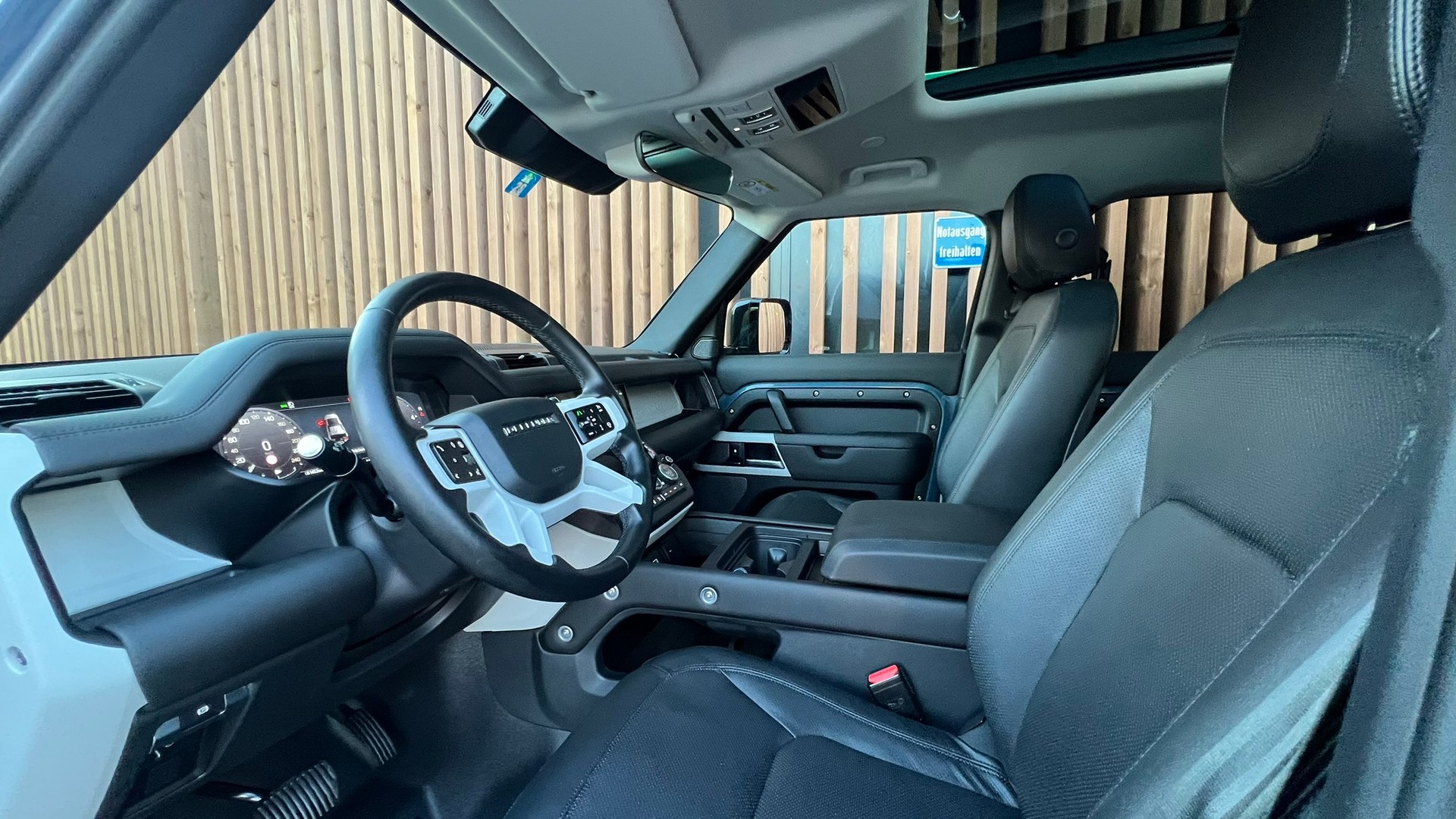LAND ROVER DEFENDER 110 3.0 D I6 300 X-DYNAMIK HSE AWD AT8 l 300 PS-image-24
