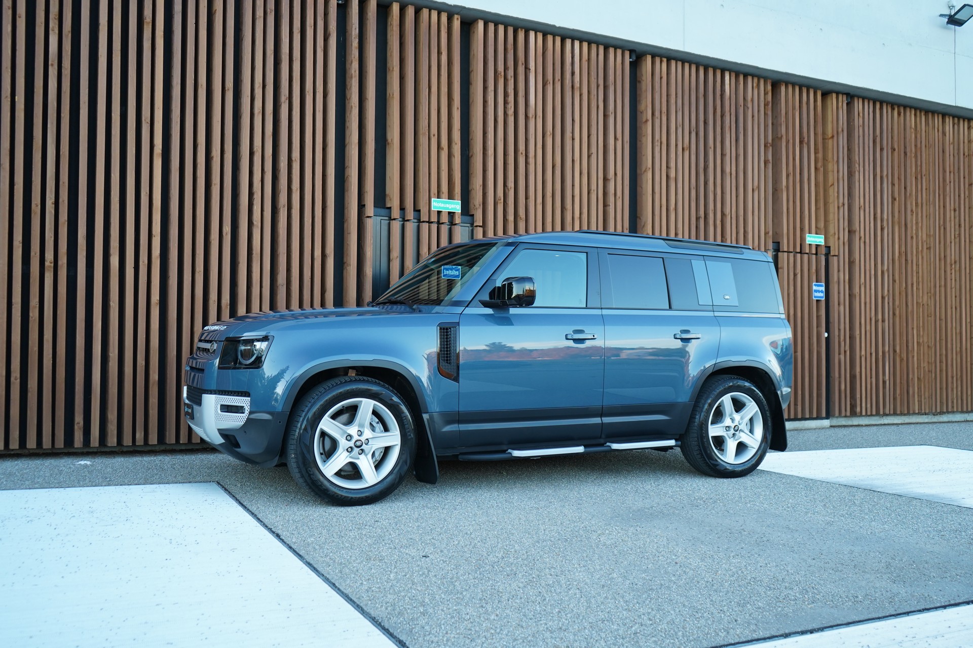 LAND ROVER DEFENDER 110 3.0 D I6 300 X-DYNAMIK HSE AWD AT8 l 300 PS-image-4