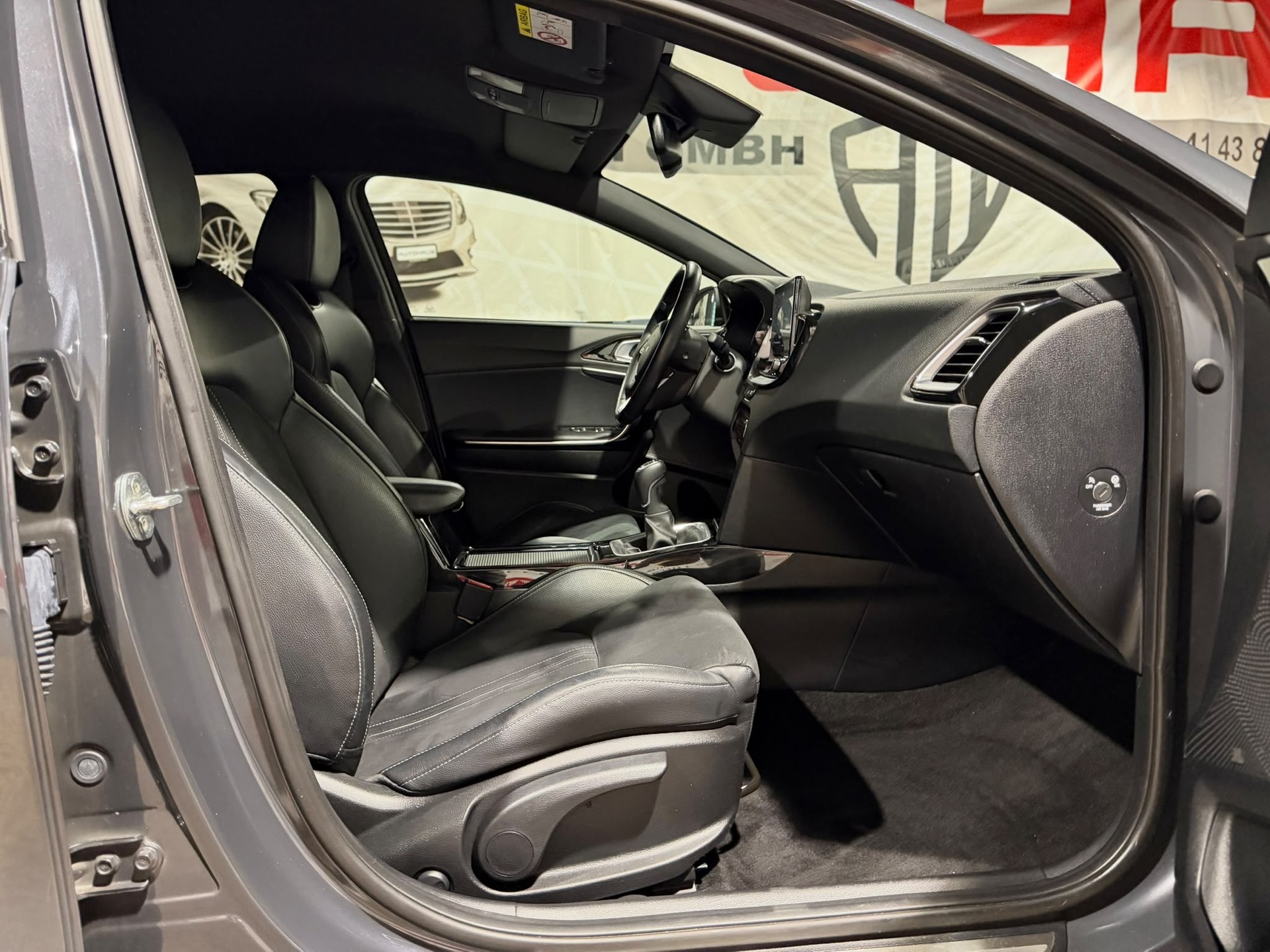 KIA XCeed 1.5 T-GDi MHEV Black Edition-image-12