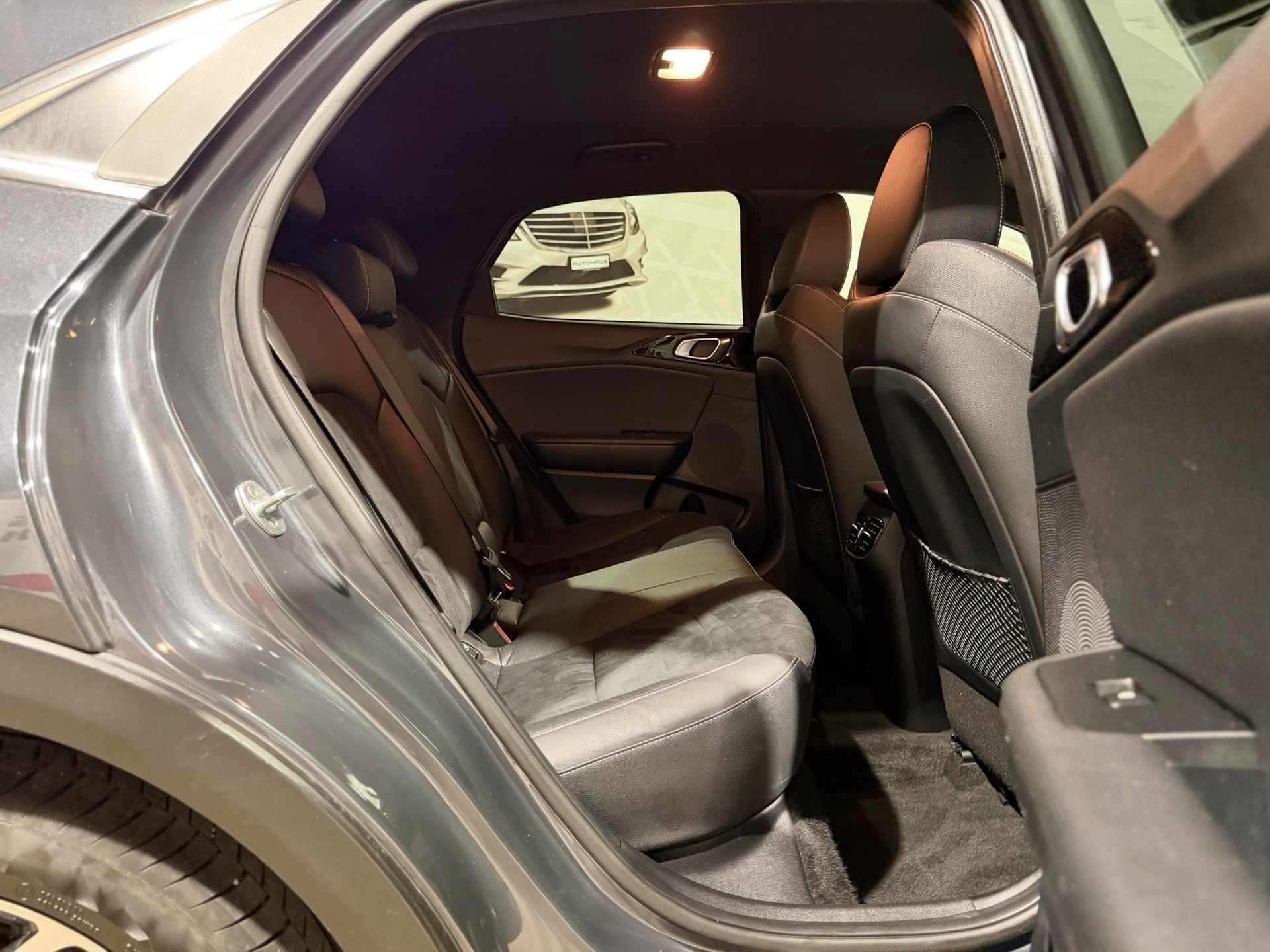 KIA XCeed 1.5 T-GDi MHEV Black Edition-image-14