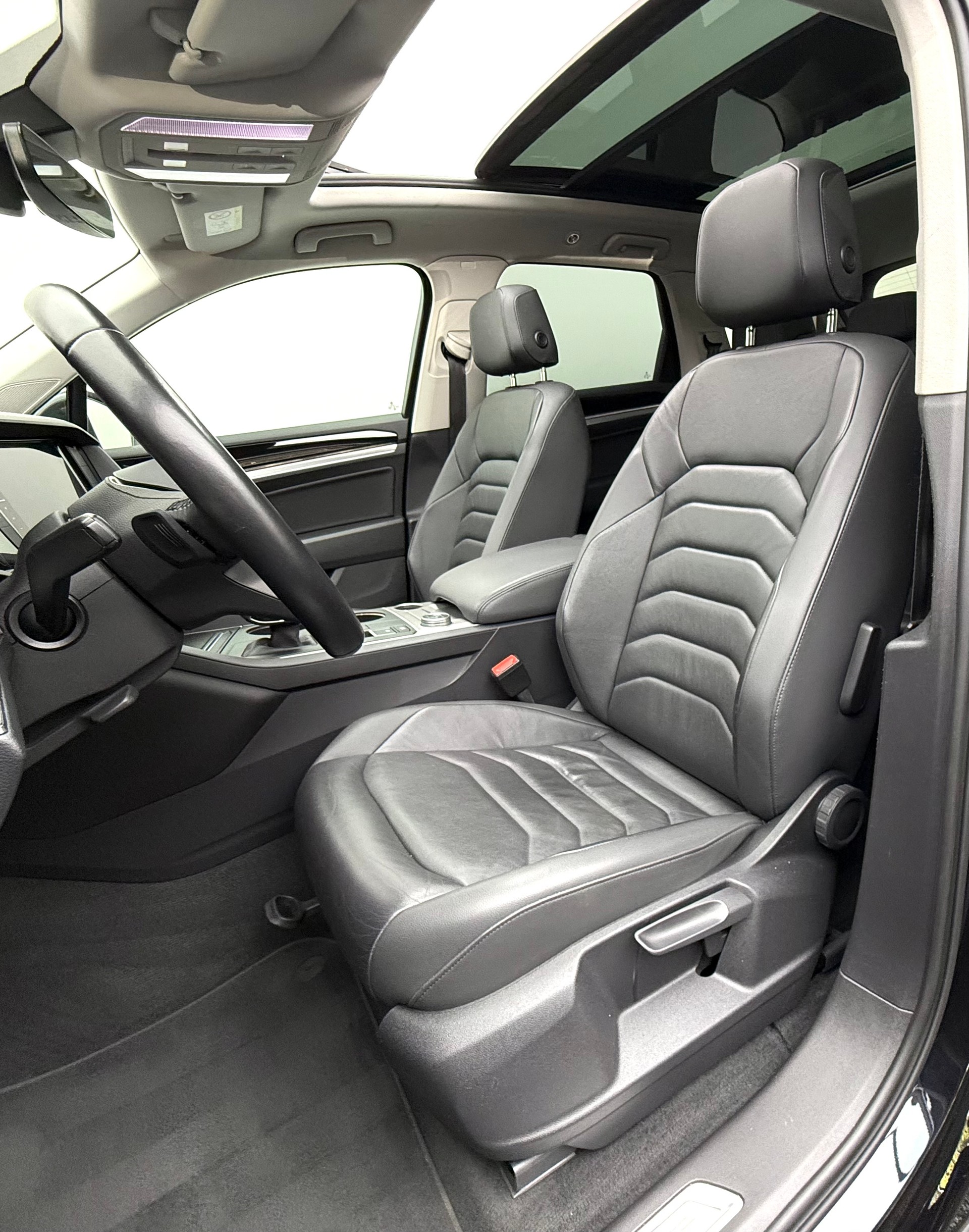 VW Touareg 3.0 TDI Elegance Tiptronic-image-14