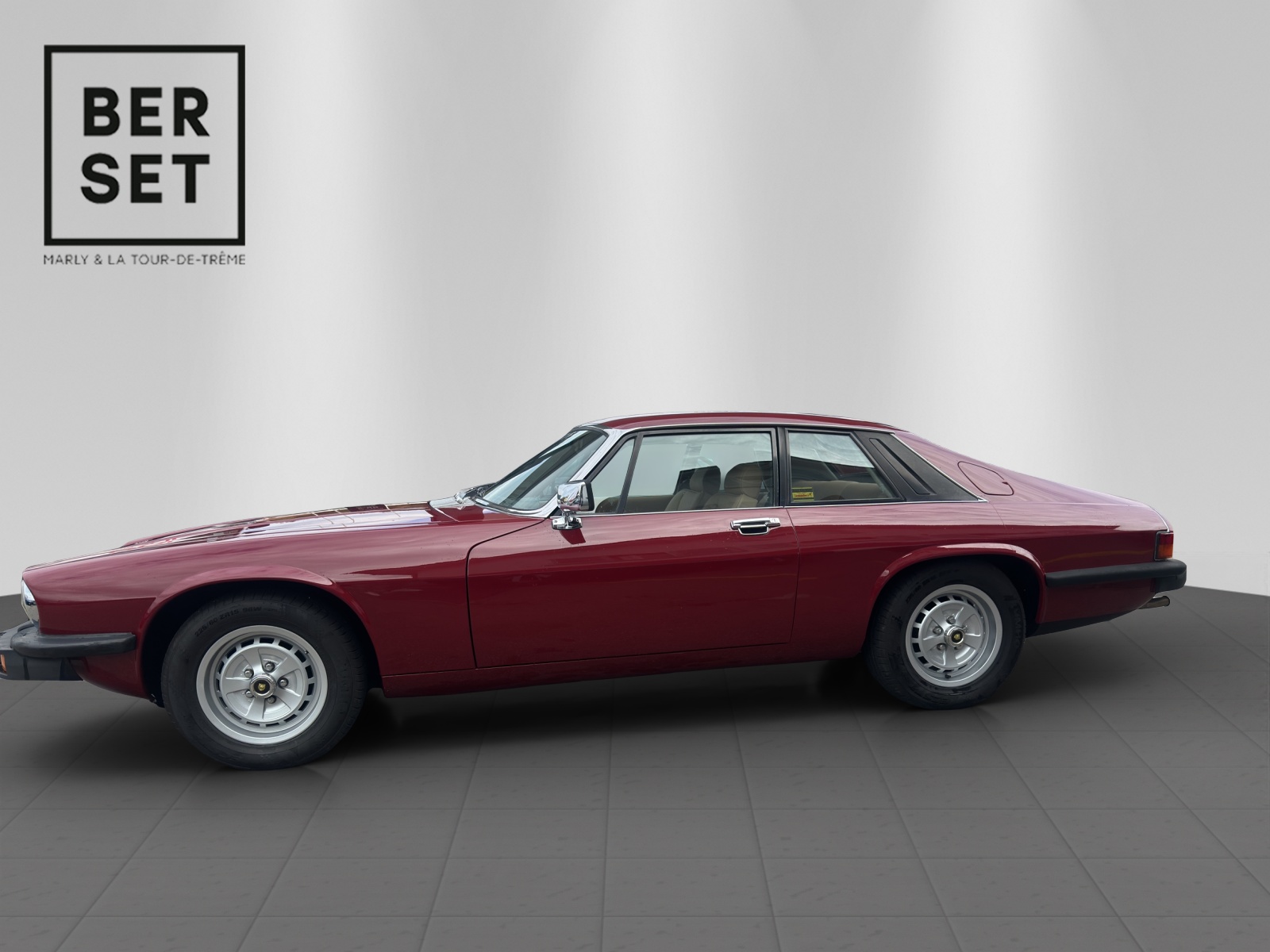 JAGUAR XJ-S-showroom-element-1