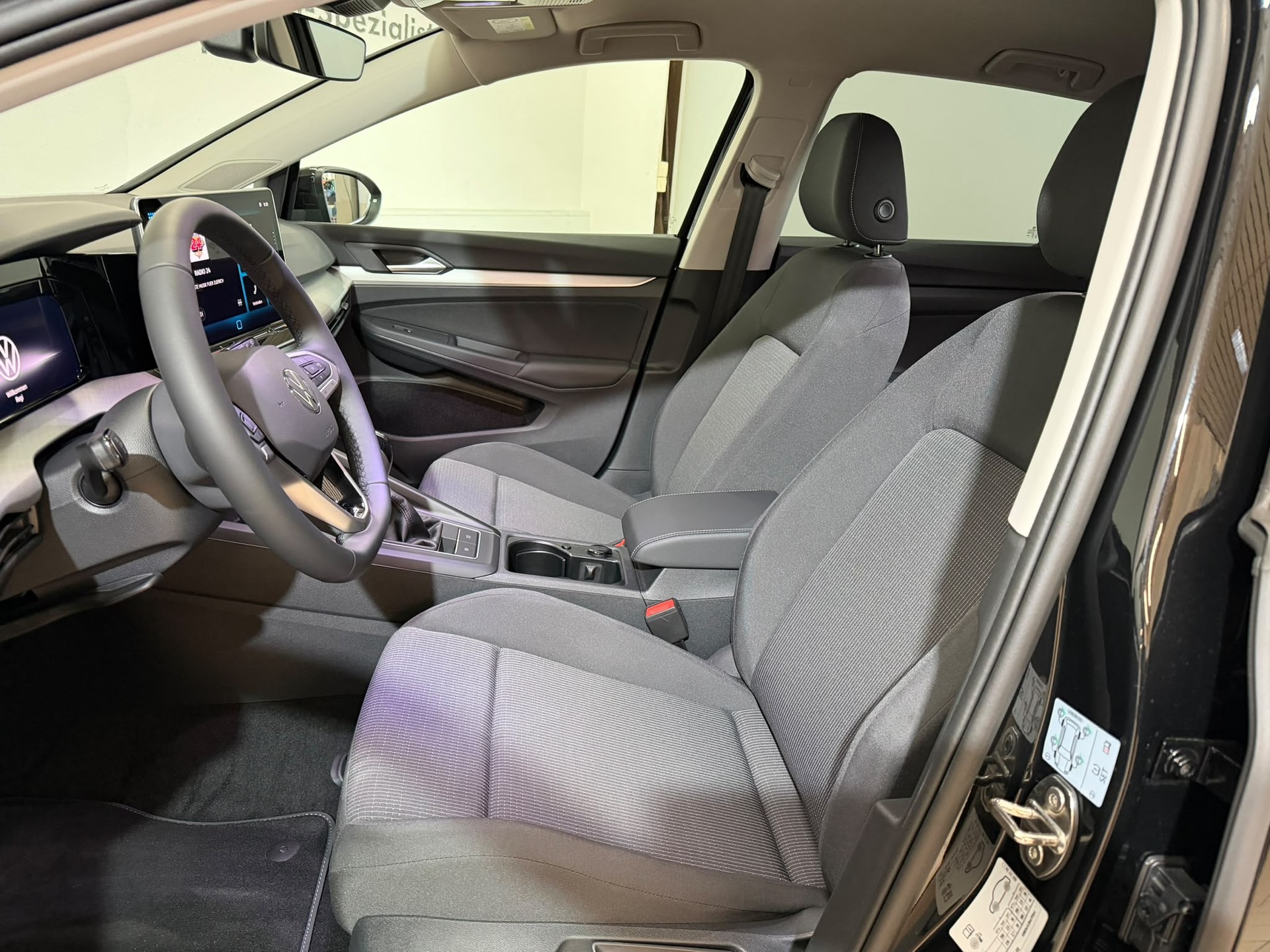VW Golf 1.5 TSI Basis-image-5