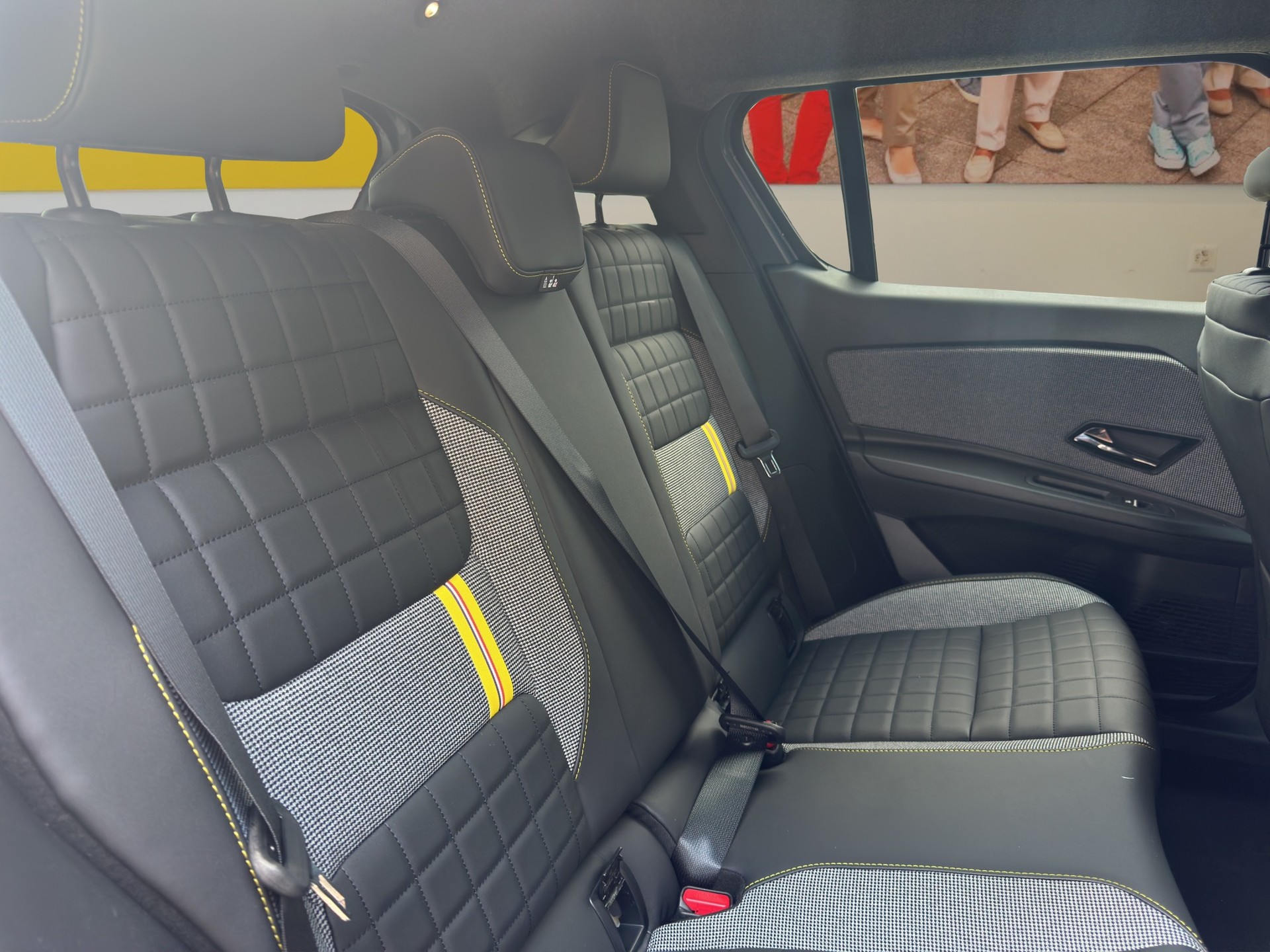 RENAULT R4 E-Tech Comfort Range 52 kWh Iconic-image-17