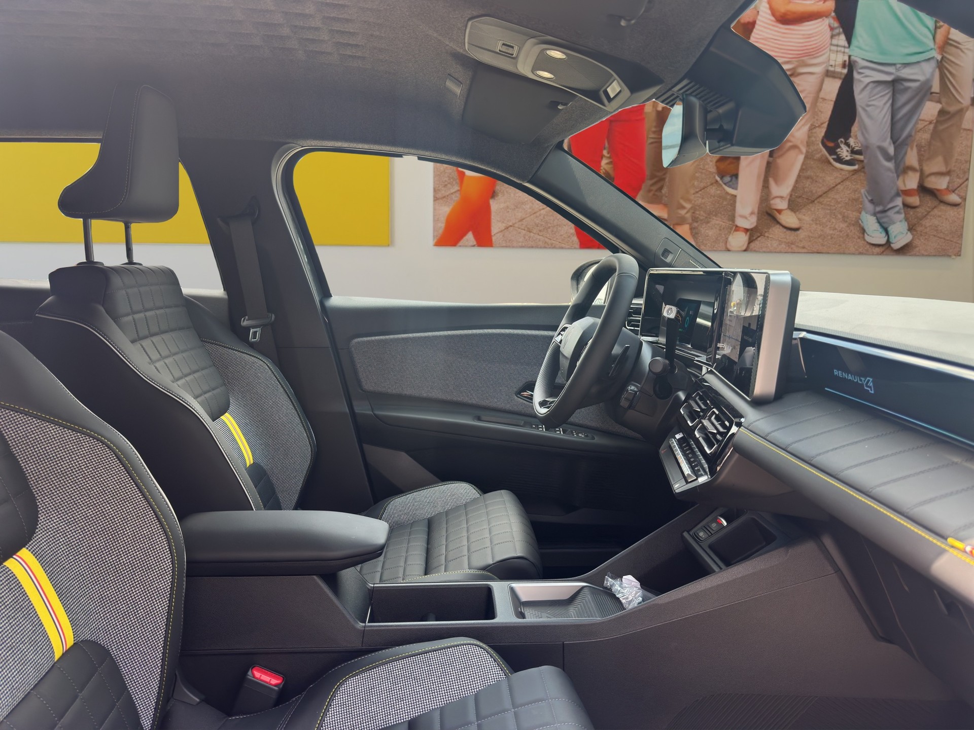 RENAULT R4 E-Tech Comfort Range 52 kWh Iconic-image-15