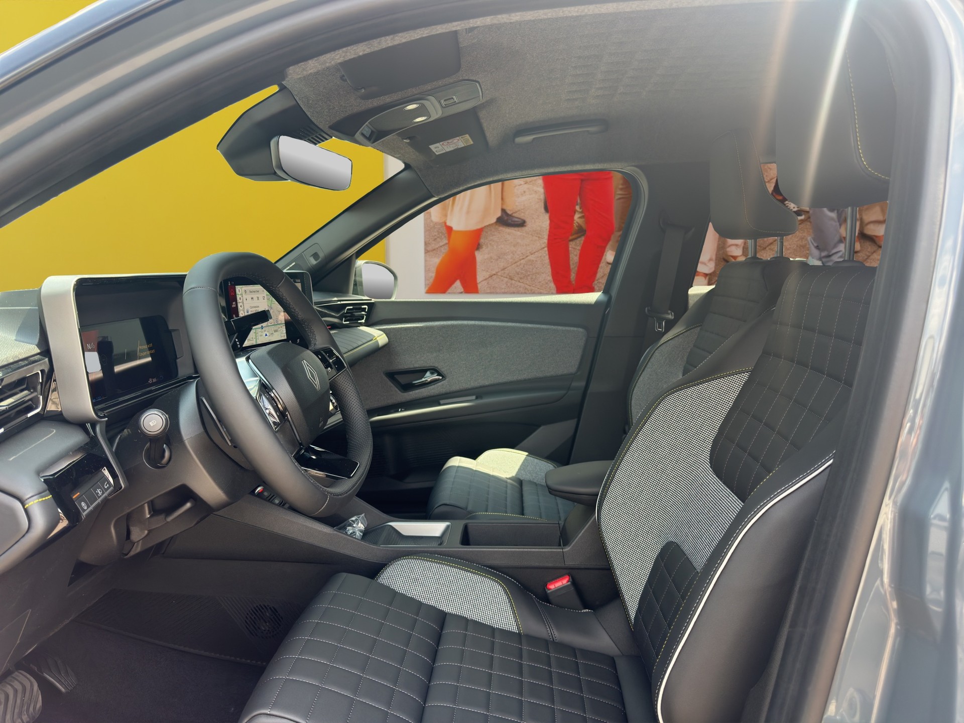 RENAULT R4 E-Tech Comfort Range 52 kWh Iconic-image-9