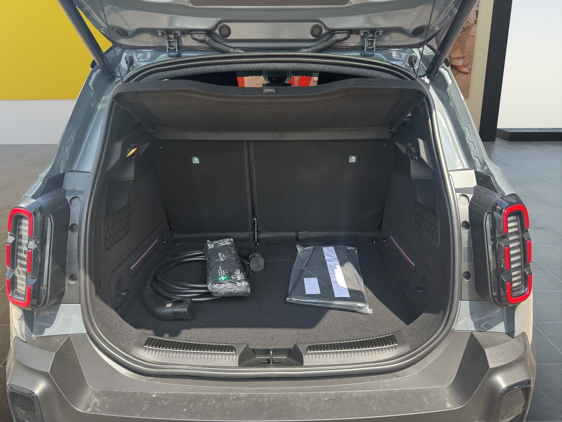 RENAULT R4 E-Tech Comfort Range 52 kWh Iconic-image-4