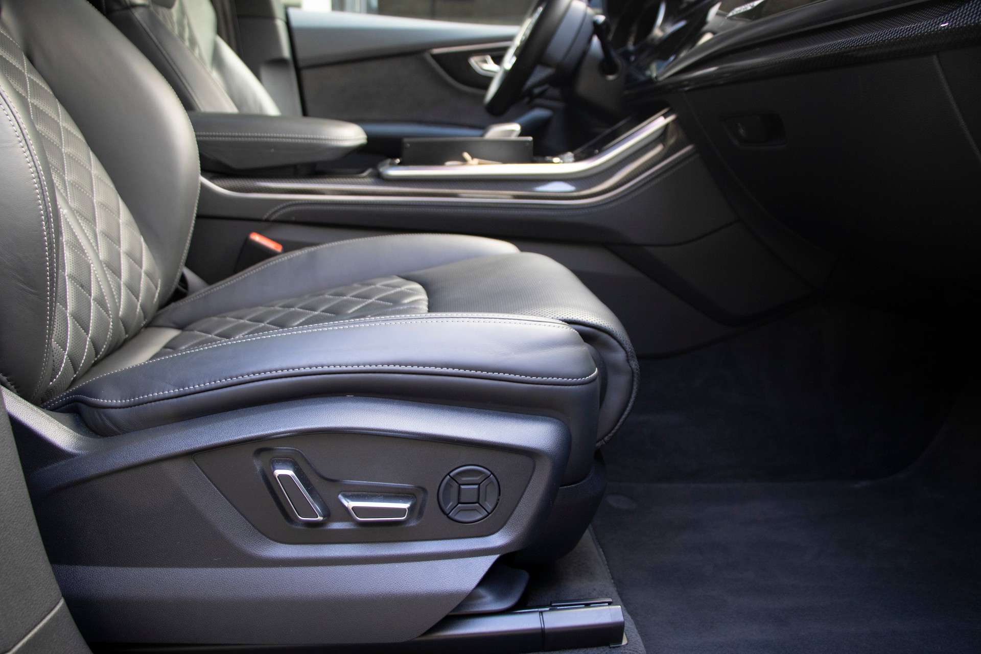 AUDI SQ8 TFSI quattro tiptronic-image-10
