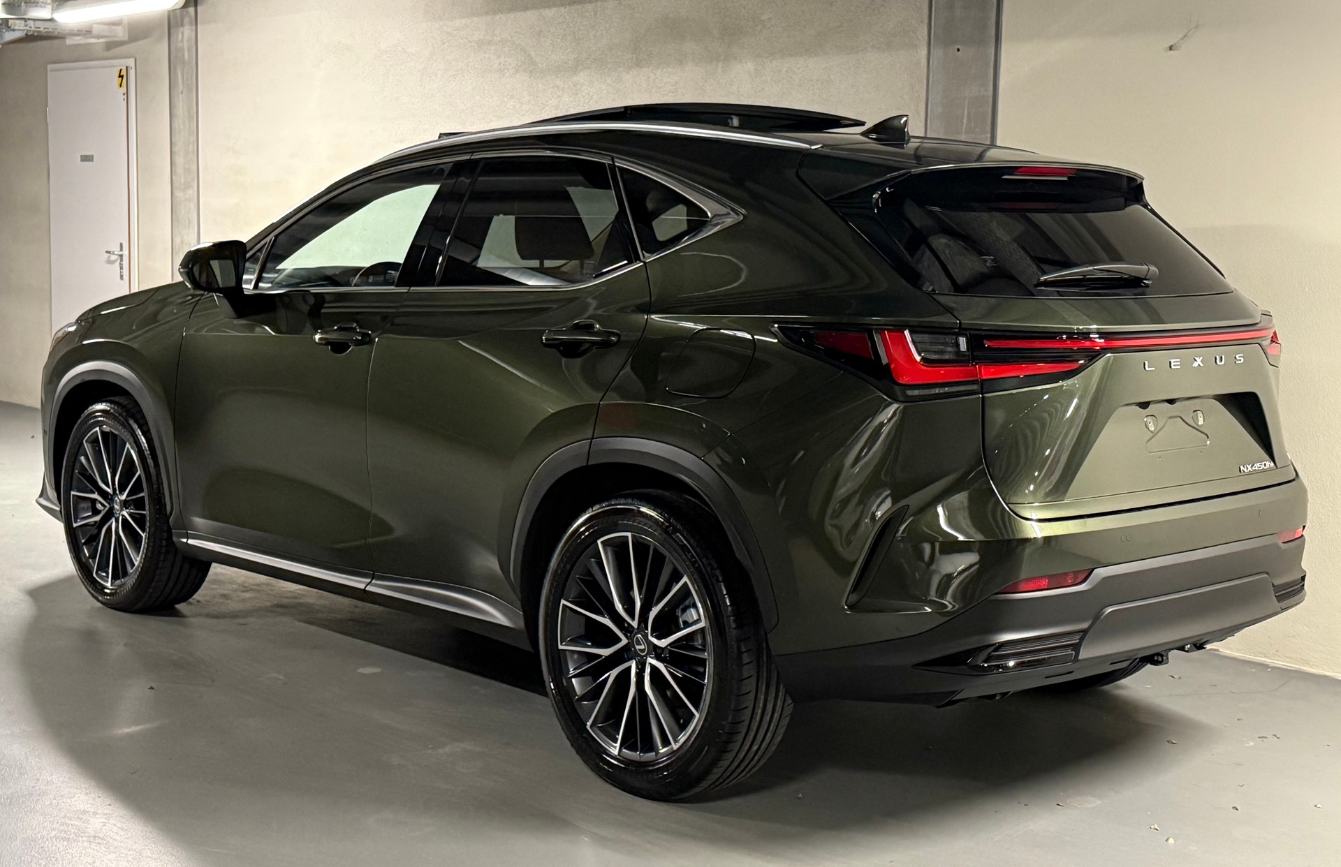 LEXUS NX 450h+ E-FOUR Excellence-showroom-element-3