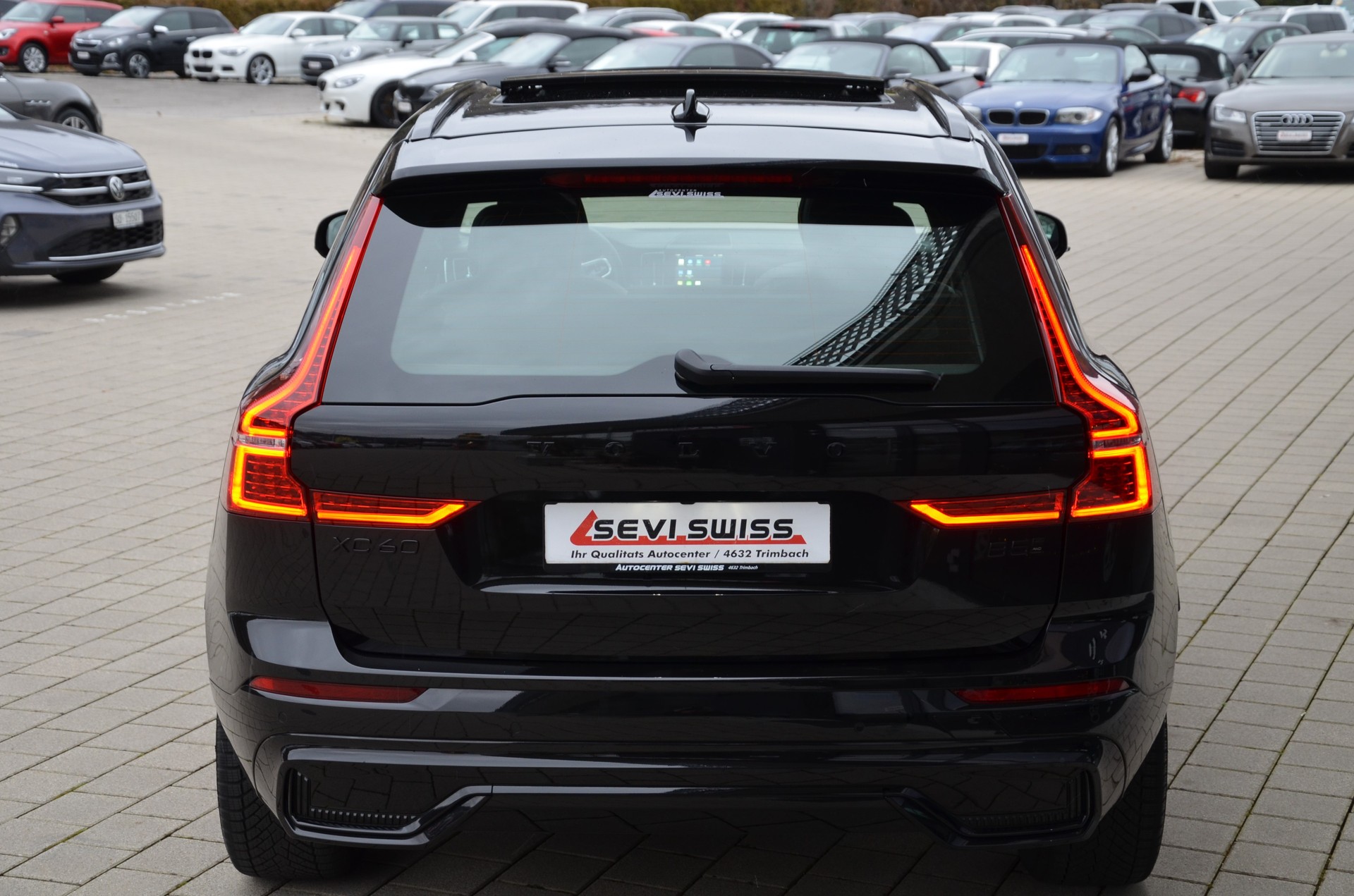 VOLVO XC60 B5 Benzin Mild Hybrid AWD Ultra Dark Geartronic*Ab MFK,Werksgarantie bis 06.2026*-image-5
