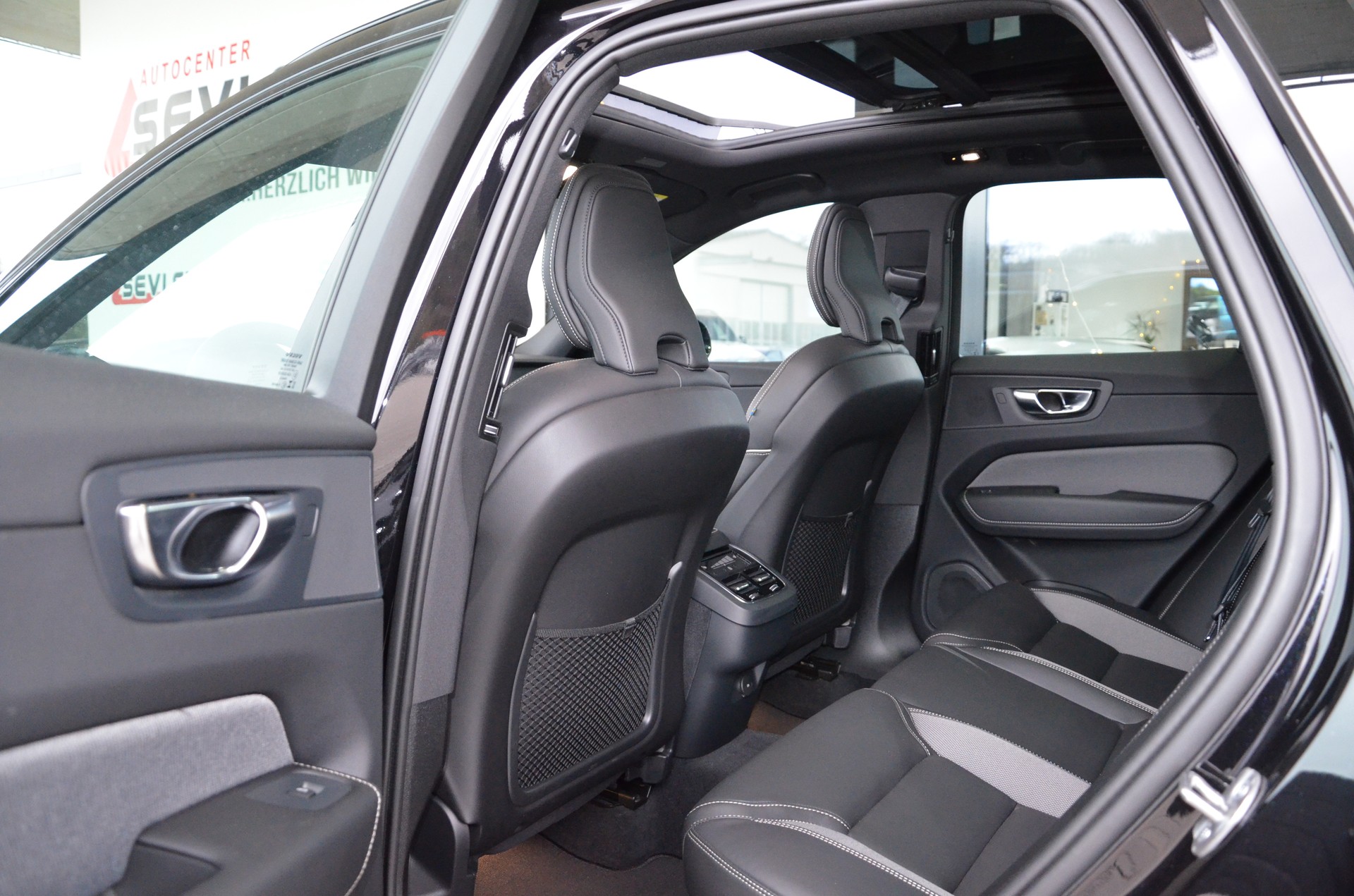 VOLVO XC60 B5 Benzin Mild Hybrid AWD Ultra Dark Geartronic*Ab MFK,Werksgarantie bis 06.2026*-image-13
