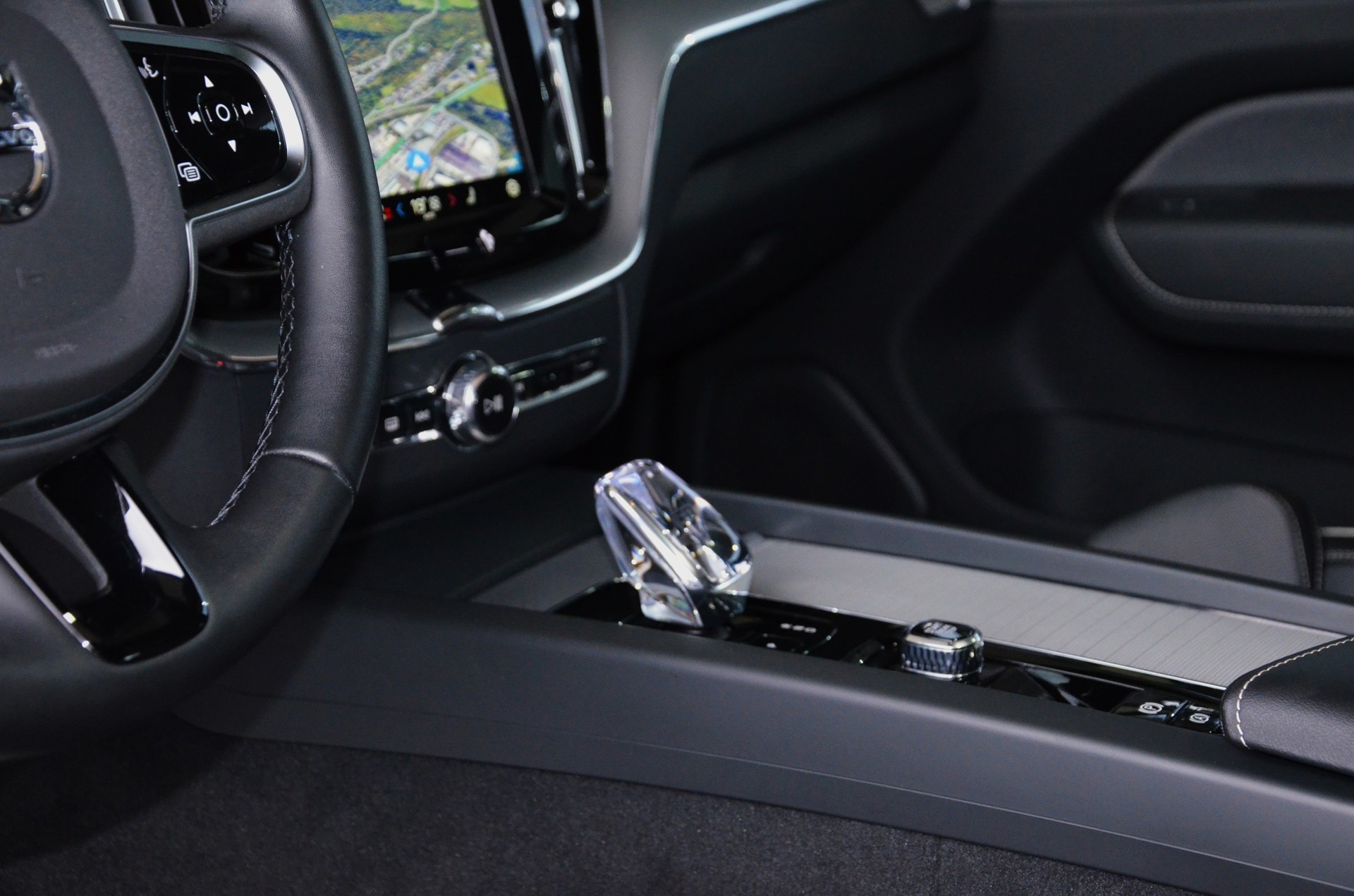 VOLVO XC60 B5 Benzin Mild Hybrid AWD Ultra Dark Geartronic*Ab MFK,Werksgarantie bis 06.2026*-image-19