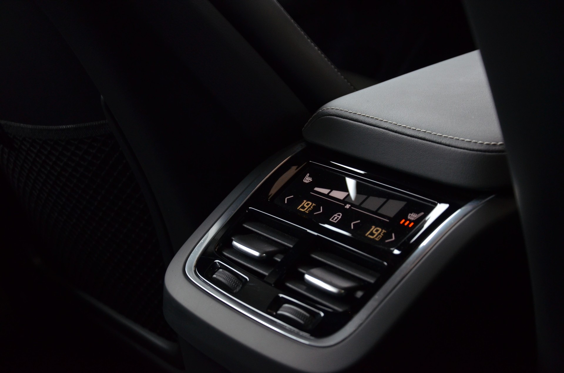 VOLVO XC60 B5 Benzin Mild Hybrid AWD Ultra Dark Geartronic*Ab MFK,Werksgarantie bis 06.2026*-image-20