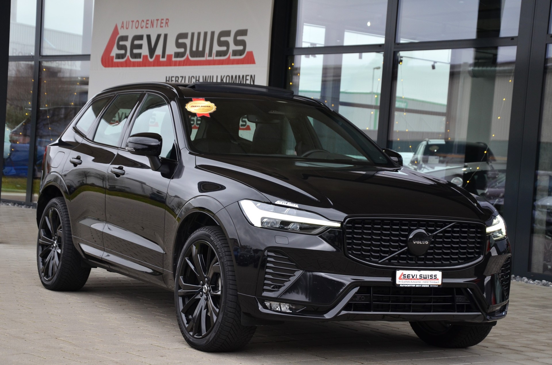 VOLVO XC60 B5 Benzin Mild Hybrid AWD Ultra Dark Geartronic*Ab MFK,Werksgarantie bis 06.2026*-showroom-element-1