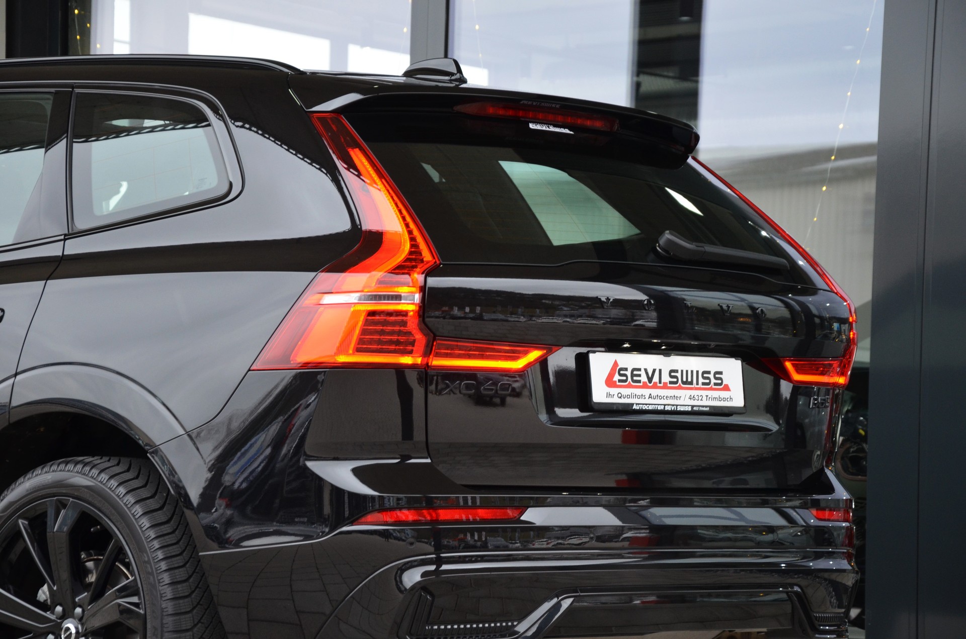 VOLVO XC60 B5 Benzin Mild Hybrid AWD Ultra Dark Geartronic*Ab MFK,Werksgarantie bis 06.2026*-image-6