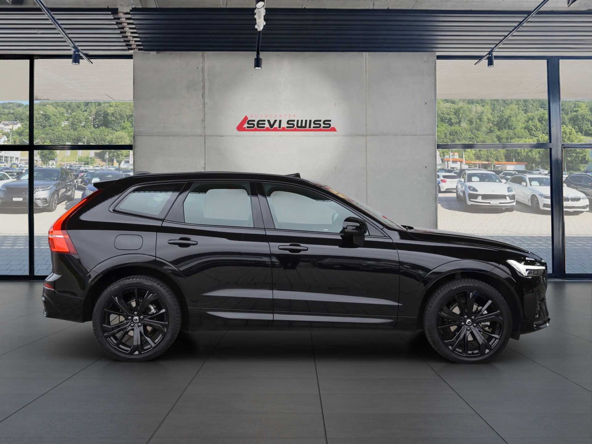 VOLVO XC60 B5 Benzin Mild Hybrid AWD Ultra Dark Geartronic*Ab MFK,Werksgarantie bis 06.2026*-showroom-element-1