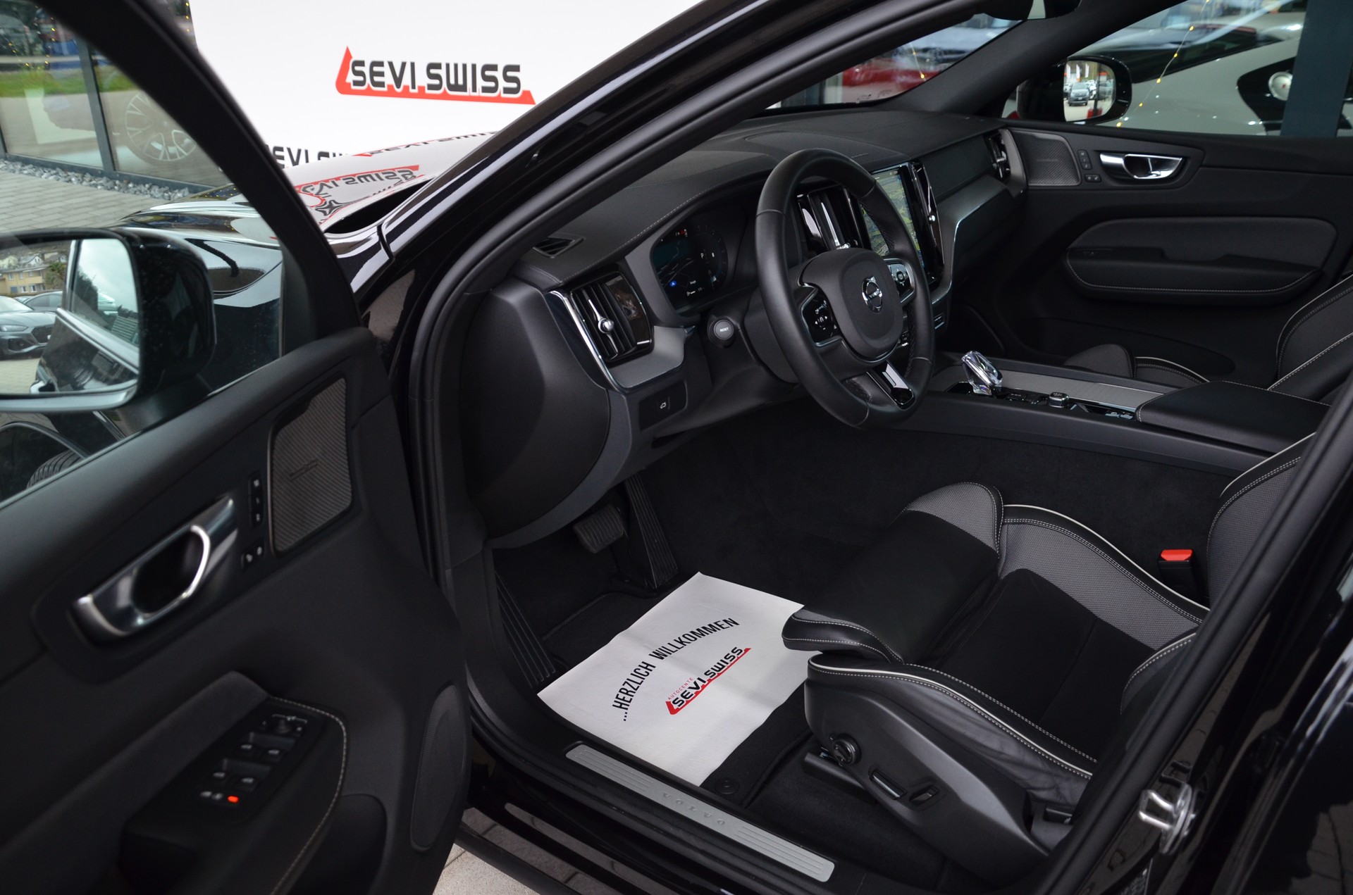 VOLVO XC60 B5 Benzin Mild Hybrid AWD Ultra Dark Geartronic*Ab MFK,Werksgarantie bis 06.2026*-image-10