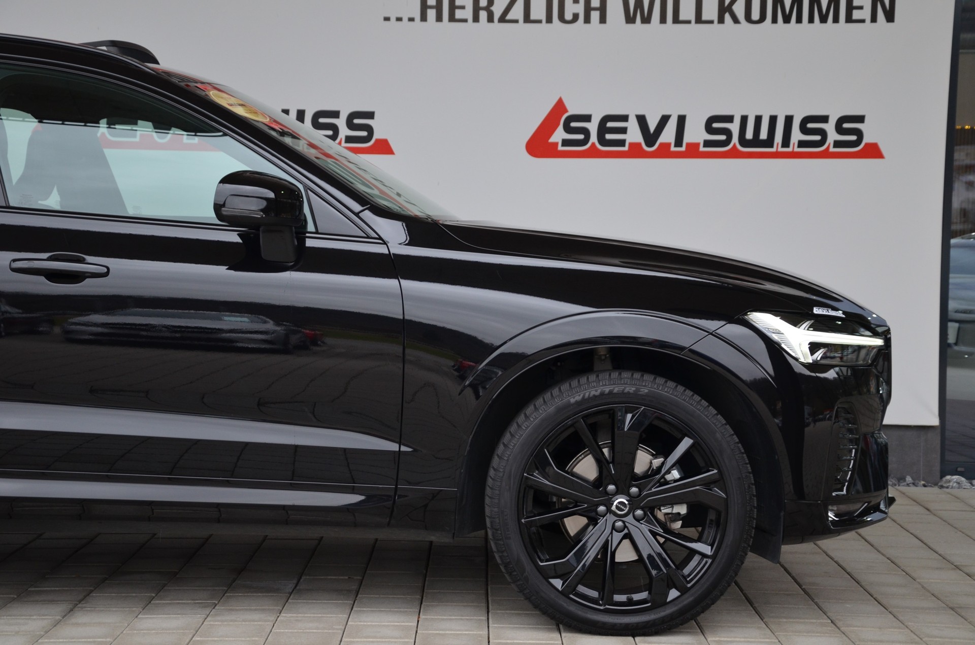 VOLVO XC60 B5 Benzin Mild Hybrid AWD Ultra Dark Geartronic*Ab MFK,Werksgarantie bis 06.2026*-showroom-element-2