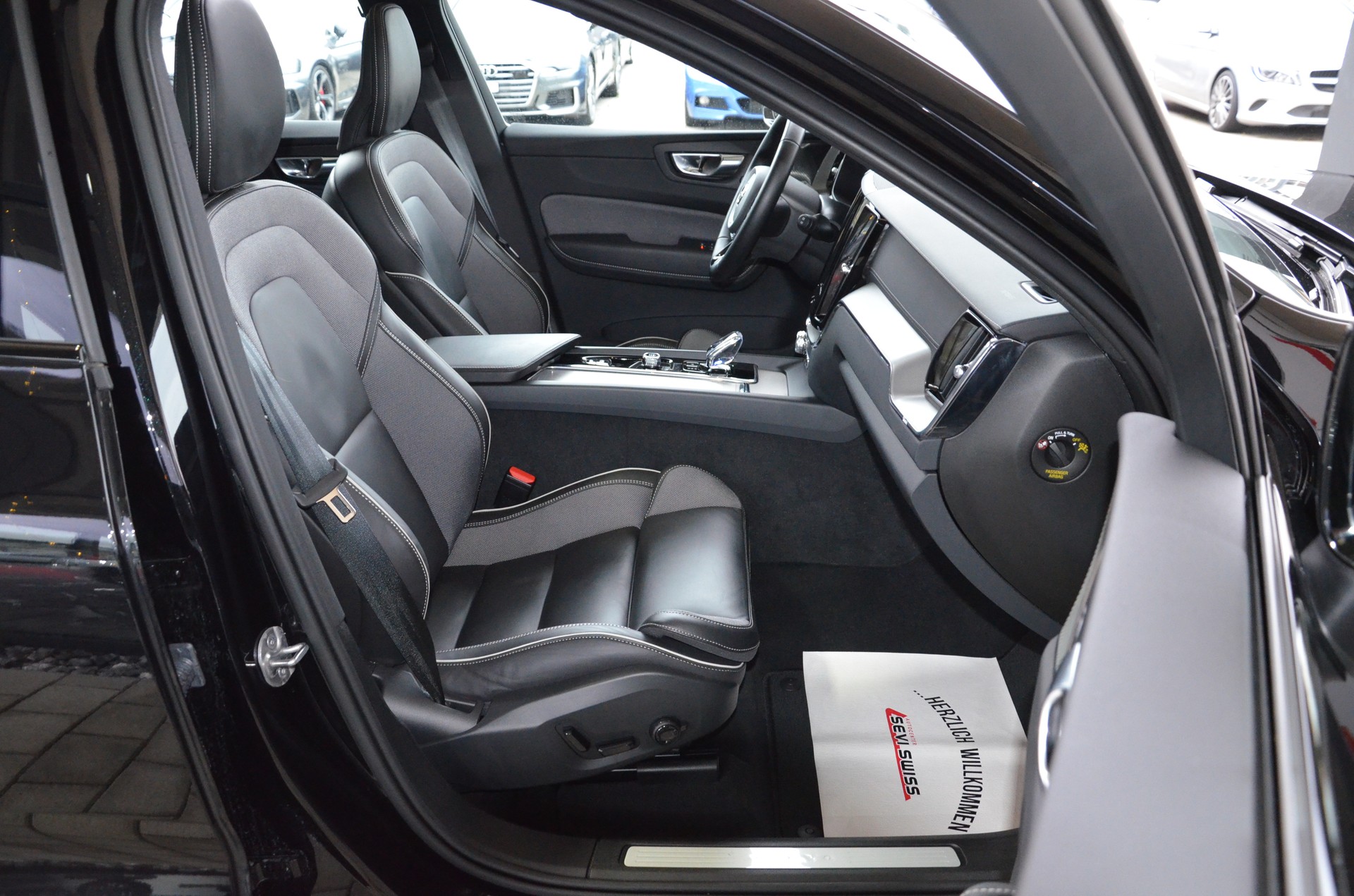 VOLVO XC60 B5 Benzin Mild Hybrid AWD Ultra Dark Geartronic*Ab MFK,Werksgarantie bis 06.2026*-image-14
