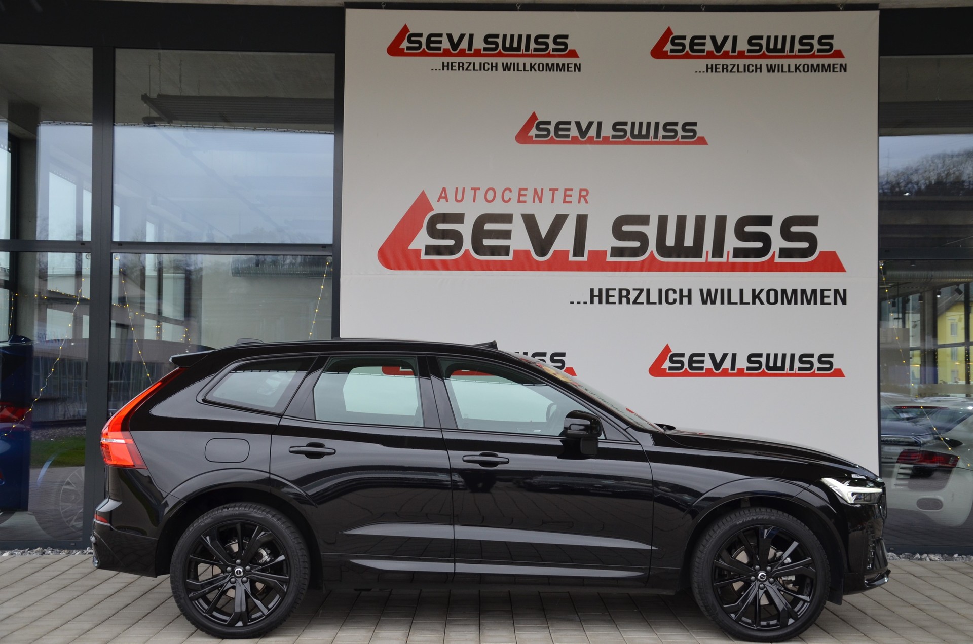 VOLVO XC60 B5 Benzin Mild Hybrid AWD Ultra Dark Geartronic*Ab MFK,Werksgarantie bis 06.2026*-showroom-element-3