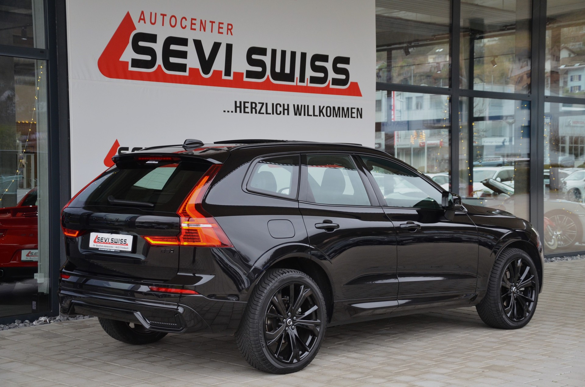 VOLVO XC60 B5 Benzin Mild Hybrid AWD Ultra Dark Geartronic*Ab MFK,Werksgarantie bis 06.2026*-image-4
