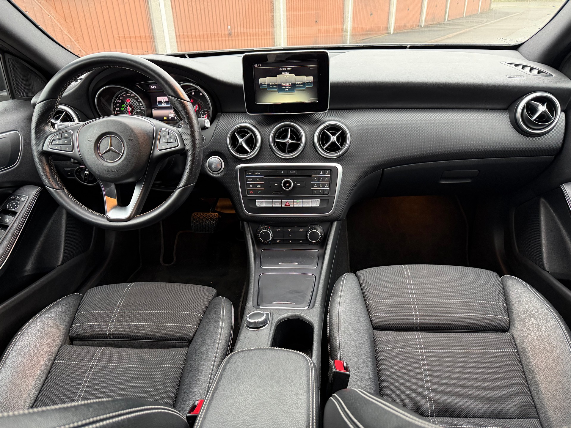 MERCEDES-BENZ A 200 Urban 7G-DCT-image-6
