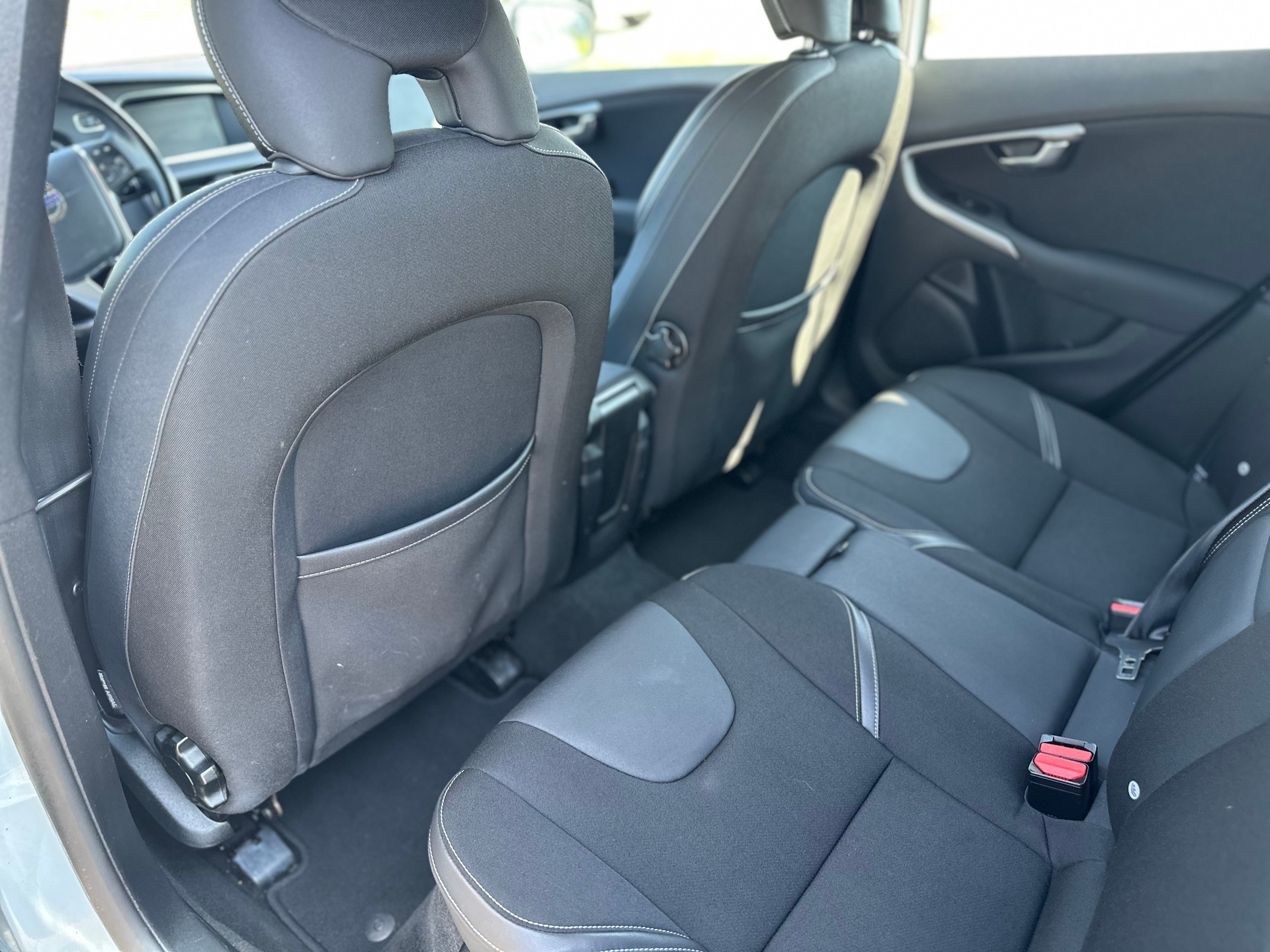 VOLVO V40 D4 Momentum Geartronic-image-8