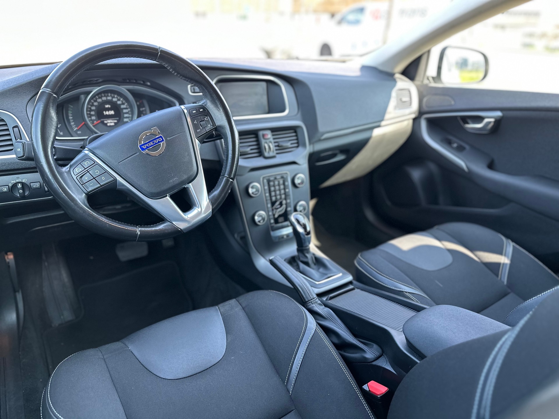 VOLVO V40 D4 Momentum Geartronic-image-9