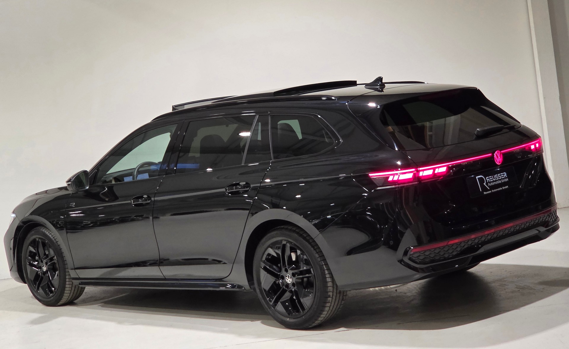 VW Passat Variant 2.0 TSI R-Line Signature Black Style 4 Motion DSG-showroom-element-2
