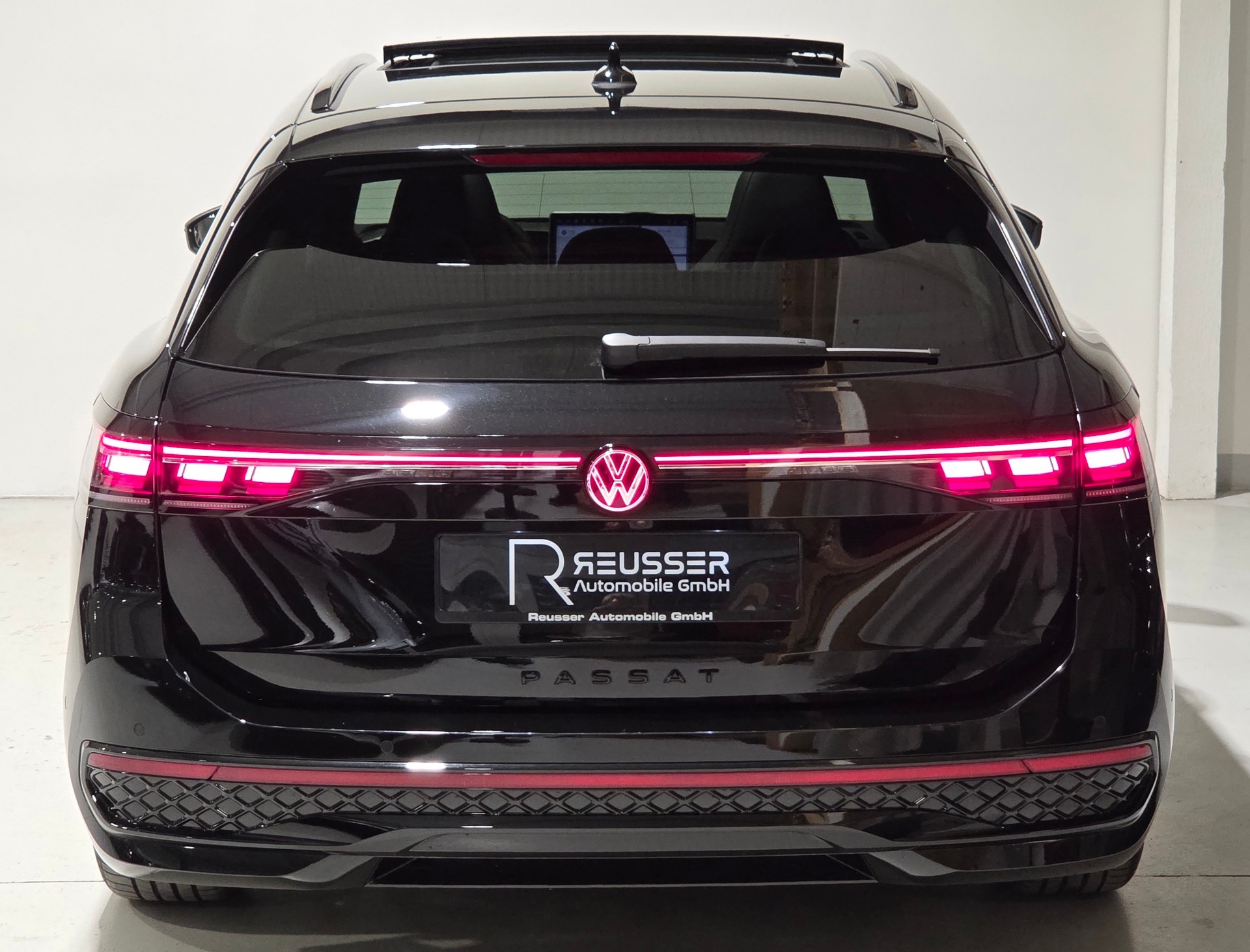 VW Passat Variant 2.0 TSI R-Line Signature Black Style 4 Motion DSG-image-4