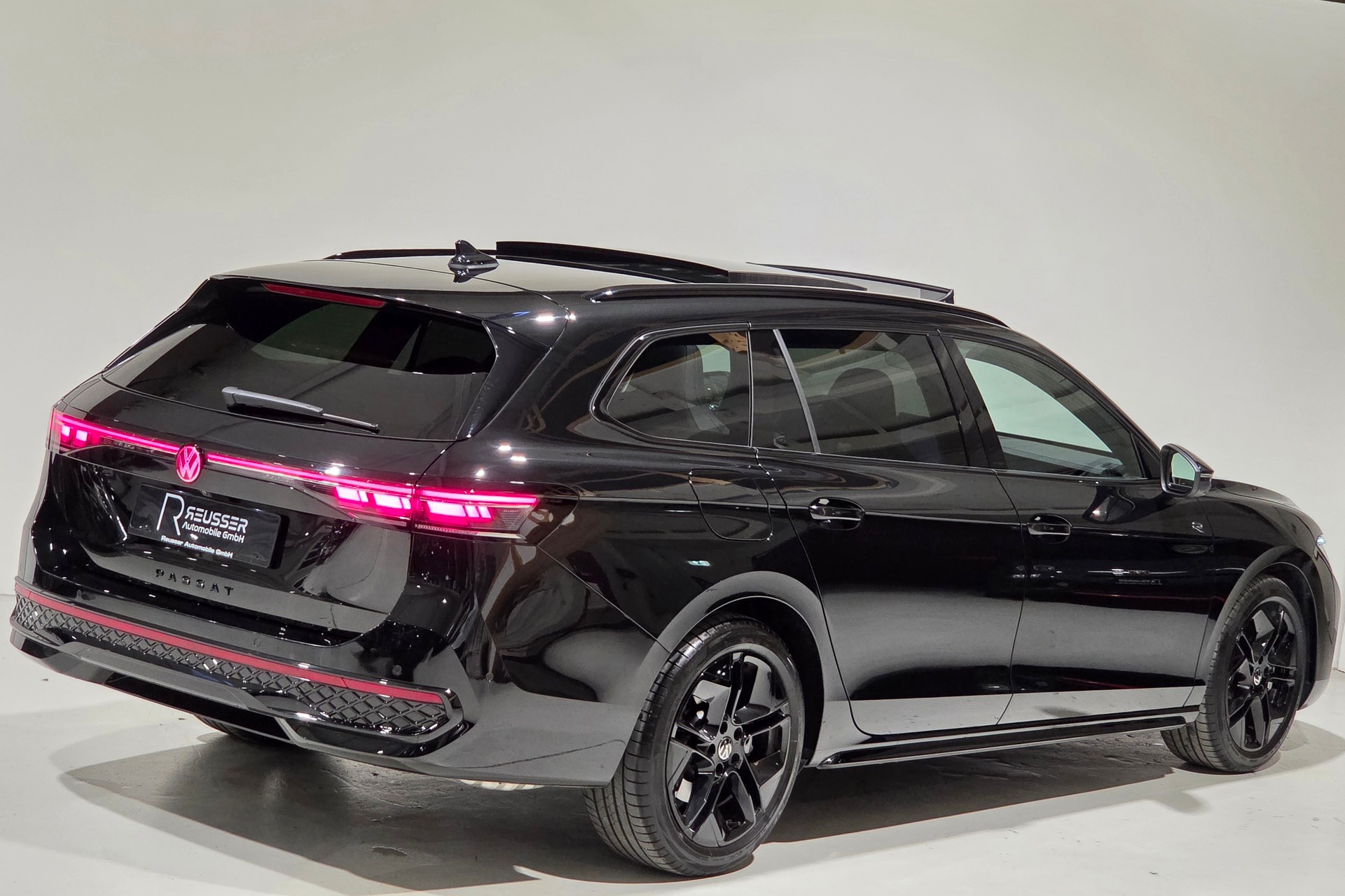 VW Passat Variant 2.0 TSI R-Line Signature Black Style 4 Motion DSG-image-28