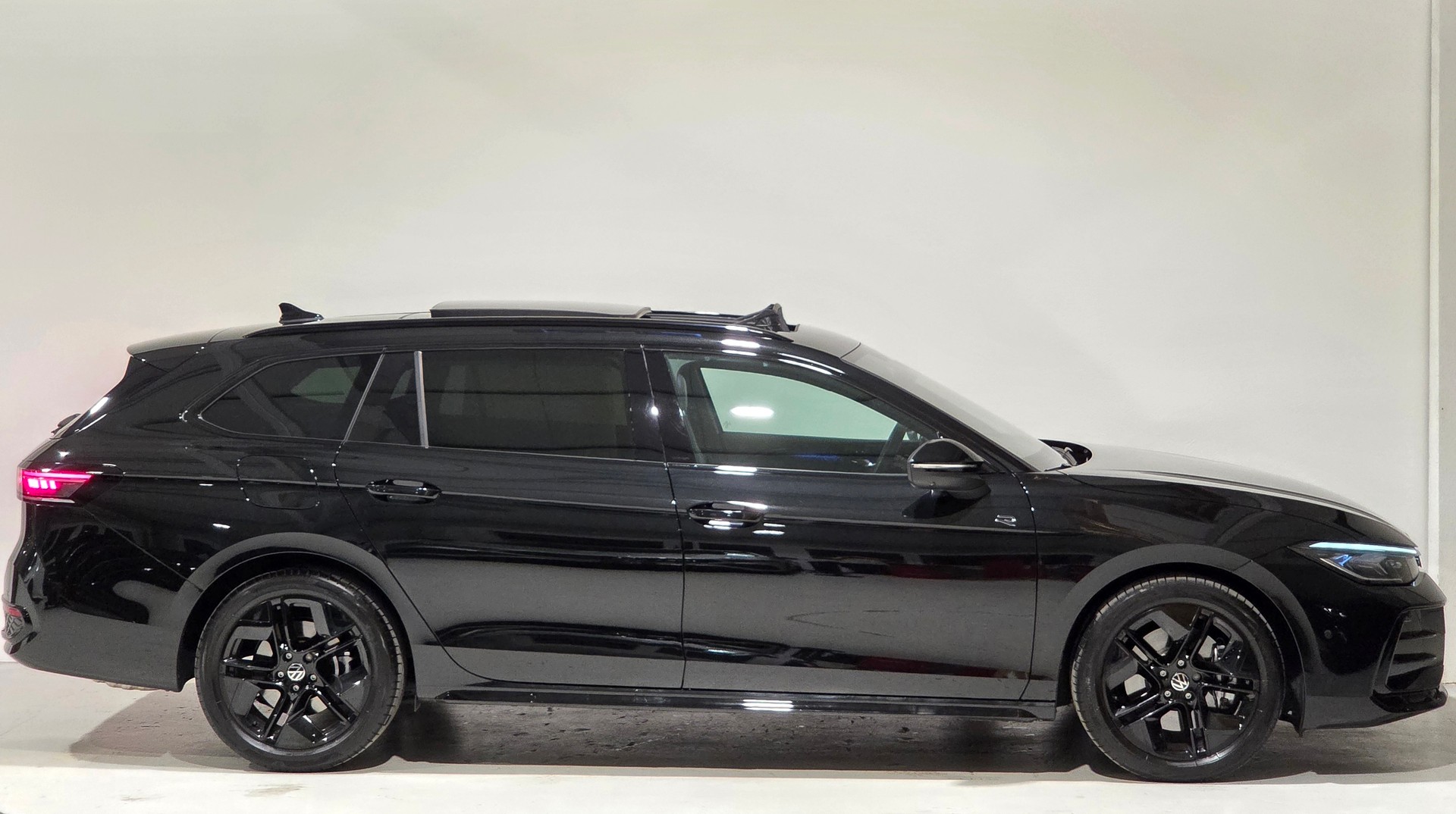 VW Passat Variant 2.0 TSI R-Line Signature Black Style 4 Motion DSG-image-27