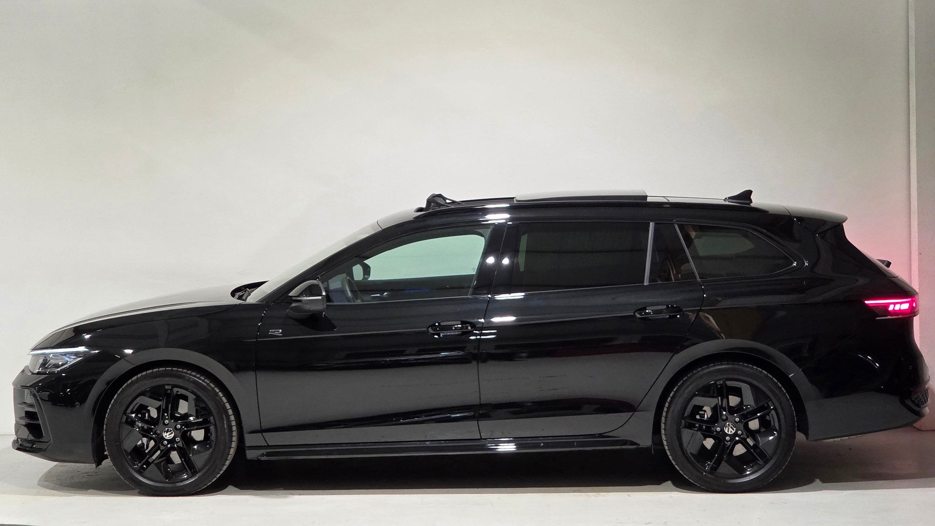 VW Passat Variant 2.0 TSI R-Line Signature Black Style 4 Motion DSG-showroom-element-1