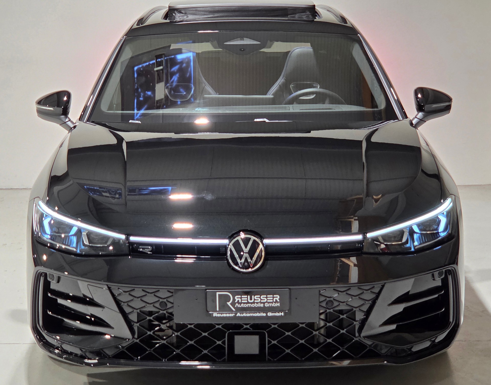 VW Passat Variant 2.0 TSI R-Line Signature Black Style 4 Motion DSG-image-24