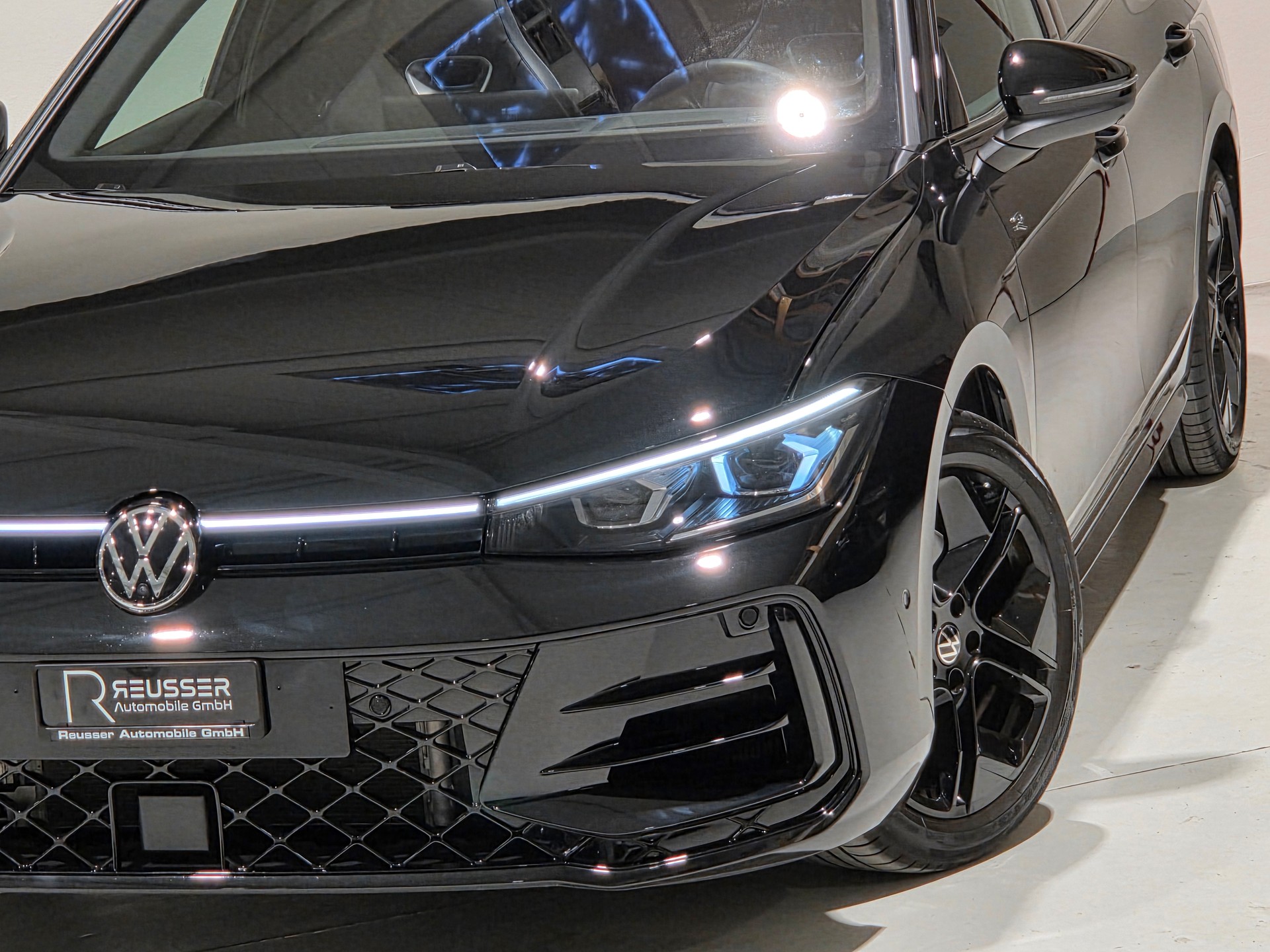 VW Passat Variant 2.0 TSI R-Line Signature Black Style 4 Motion DSG-image-23
