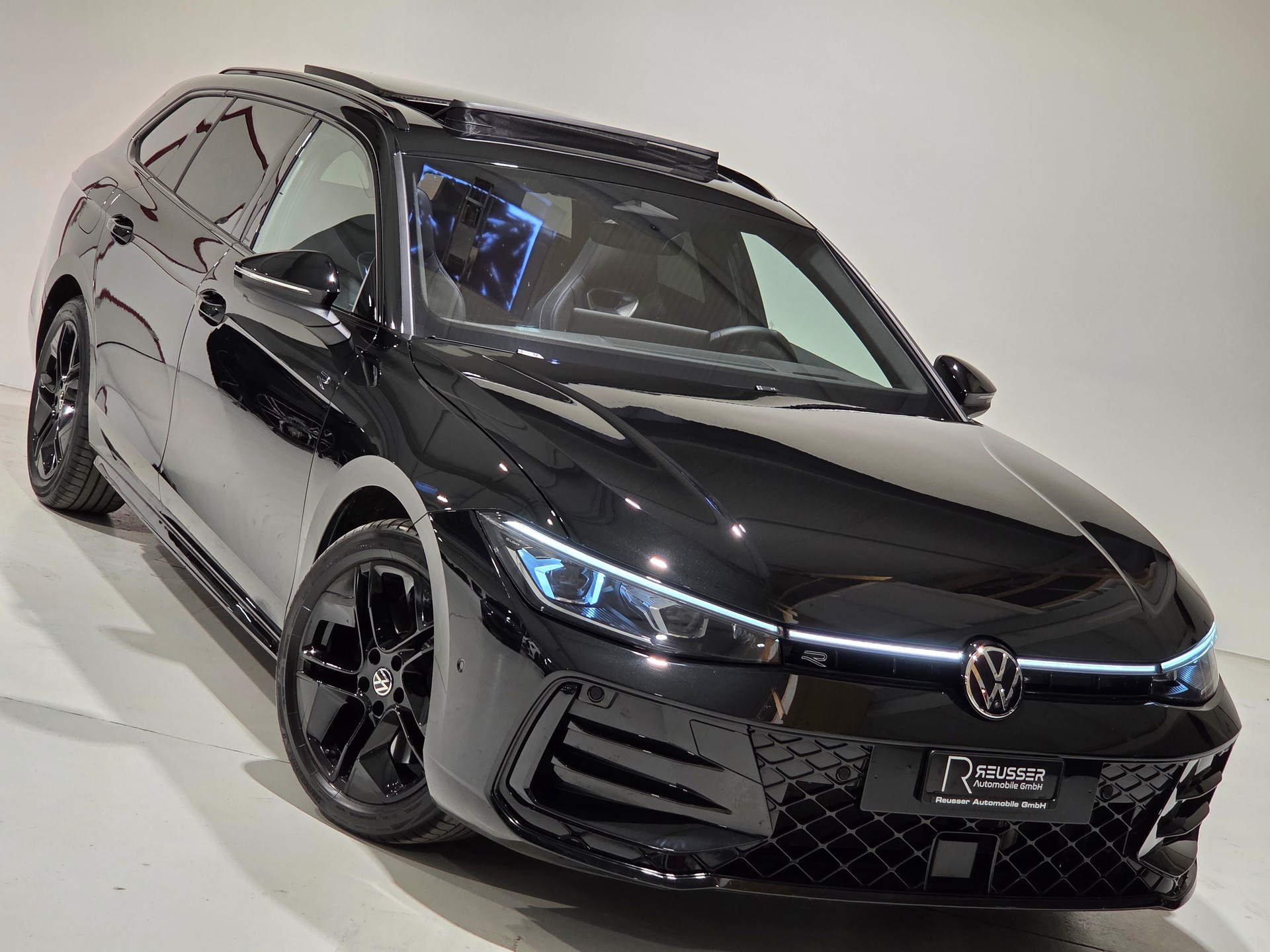 VW Passat Variant 2.0 TSI R-Line Signature Black Style 4 Motion DSG-image-26