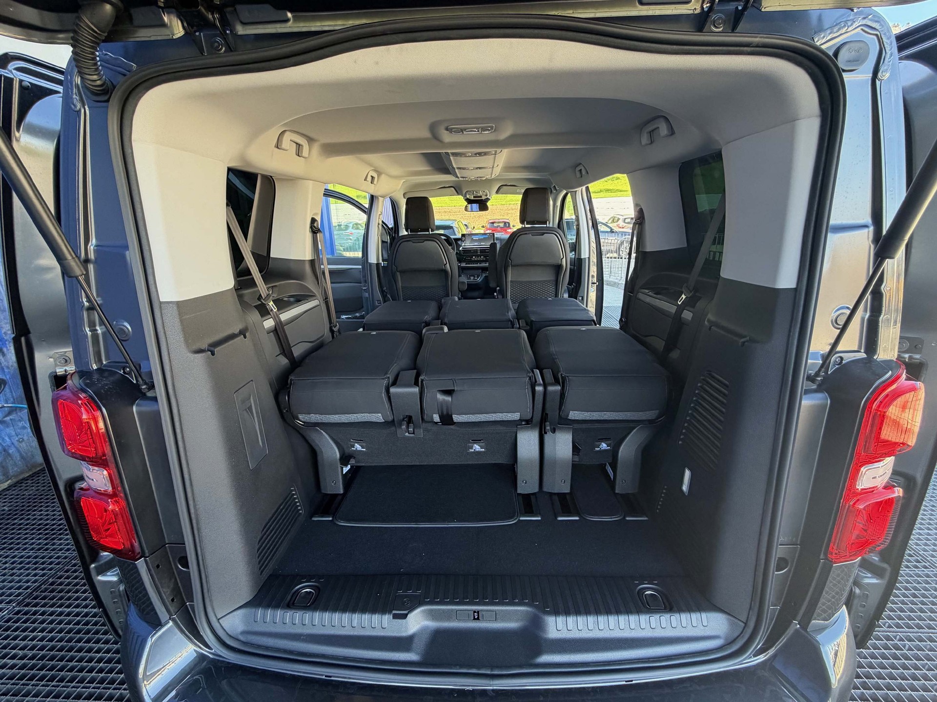 PEUGEOT Traveller Family Edition 2.2 BlueHDi 180 S/S-image-13