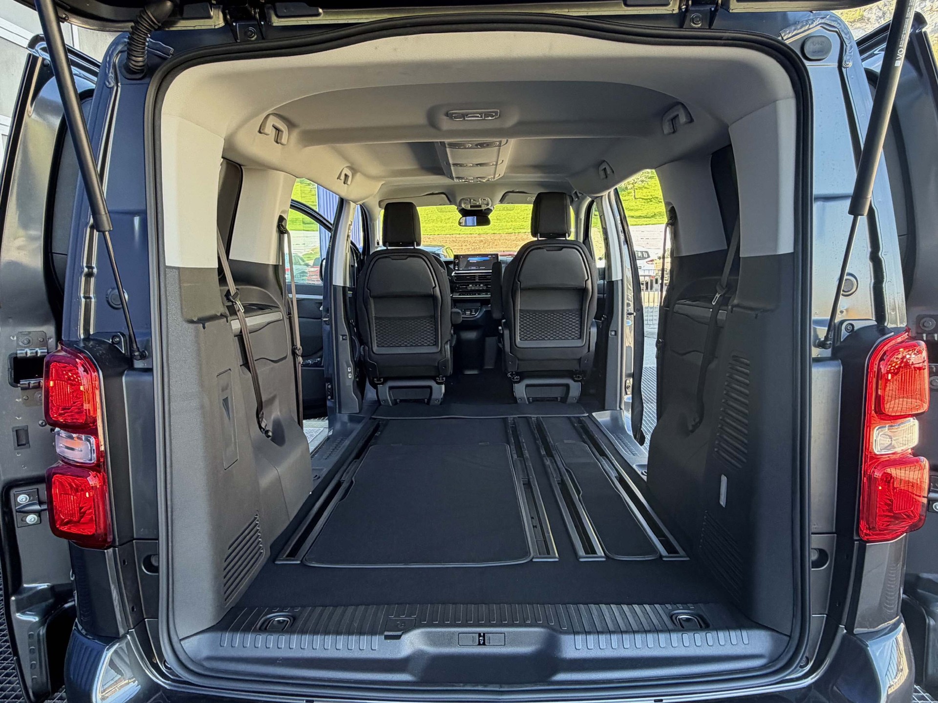 PEUGEOT Traveller Family Edition 2.2 BlueHDi 180 S/S-image-14