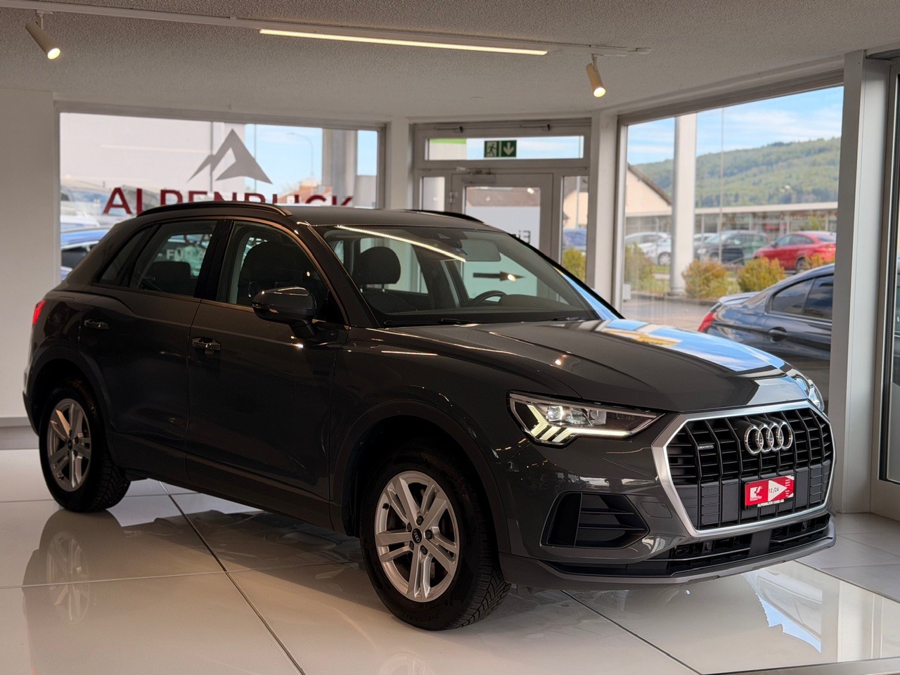 AUDI Q3 40 TDI quattro S-tronic-image-4