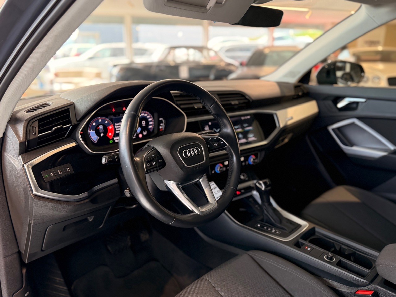 AUDI Q3 40 TDI quattro S-tronic-image-12