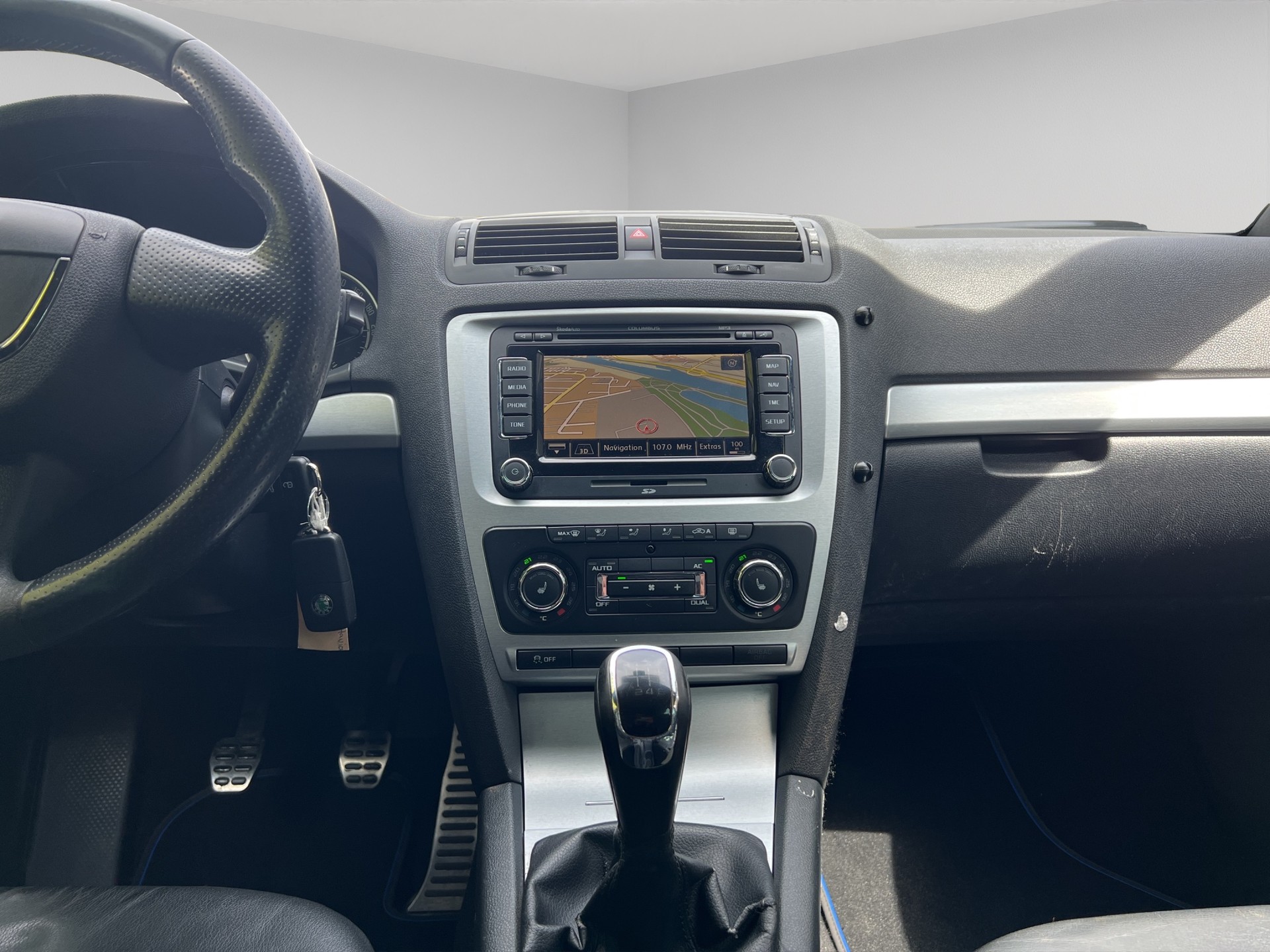 SKODA Octavia Combi 2.0 TSI RS-image-6