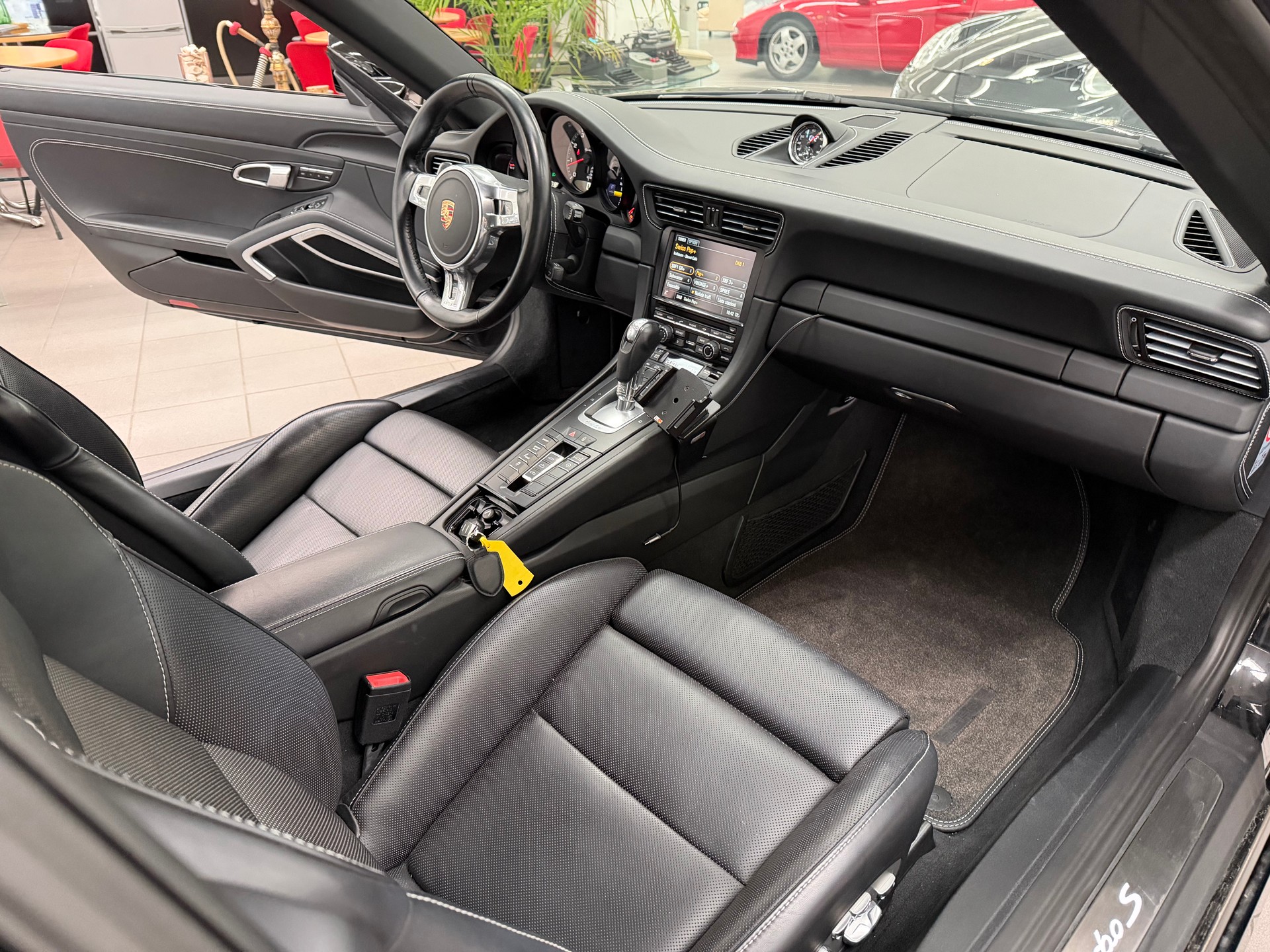 PORSCHE 911 Turbo S Cabrio PDK-image-6