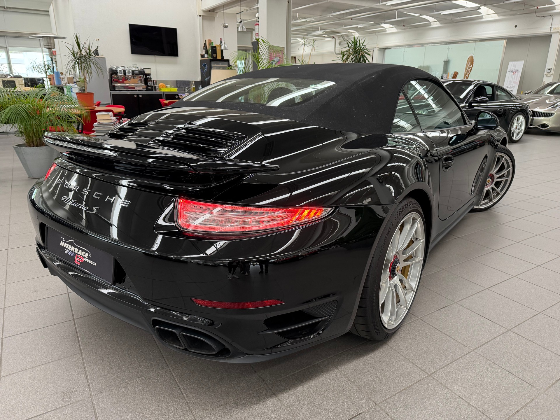 PORSCHE 911 Turbo S Cabrio PDK-image-2