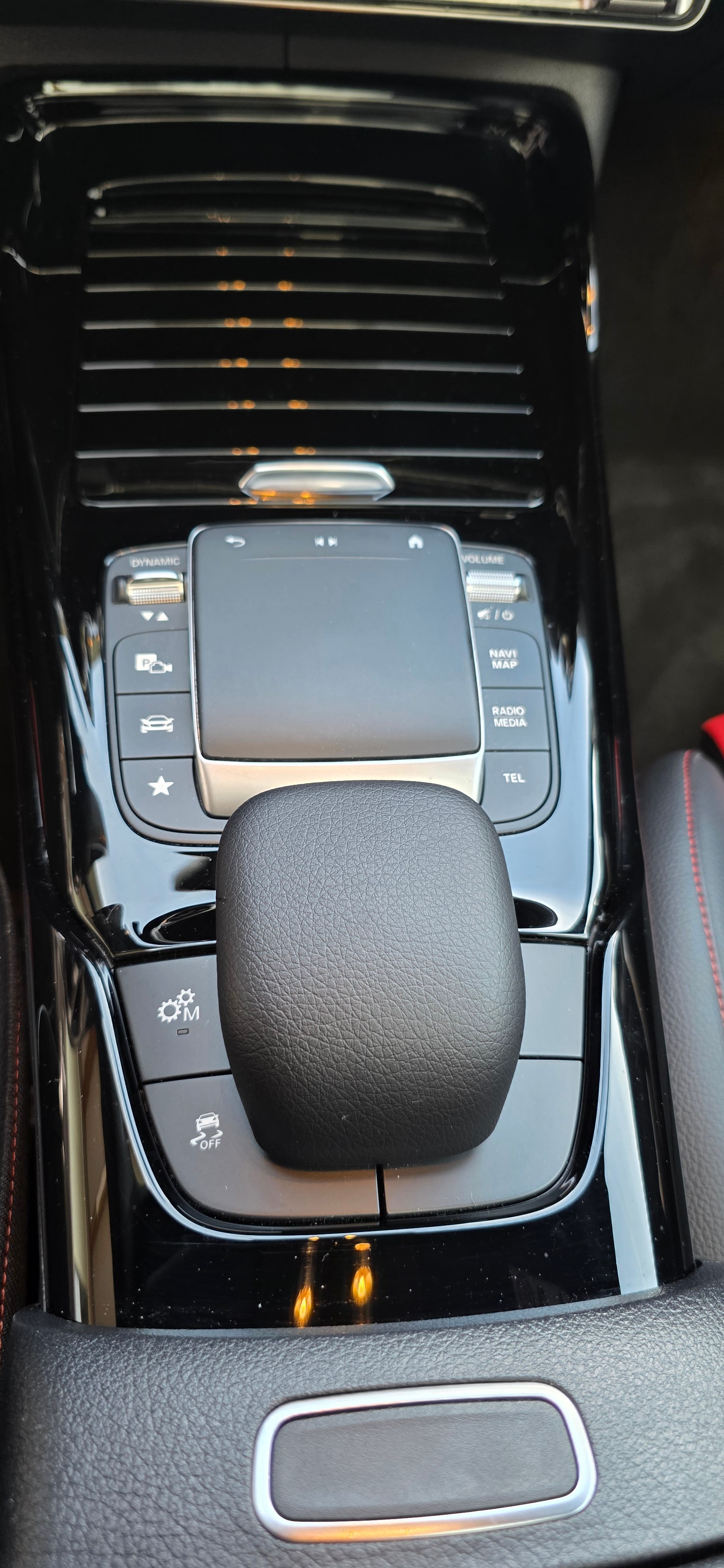 MERCEDES-BENZ CLA 35 AMG 4Matic 7G-DCT * EL. PANORAMA-DACH * MATTGRAU * DISTRONIC * HEAD-UP *-image-25