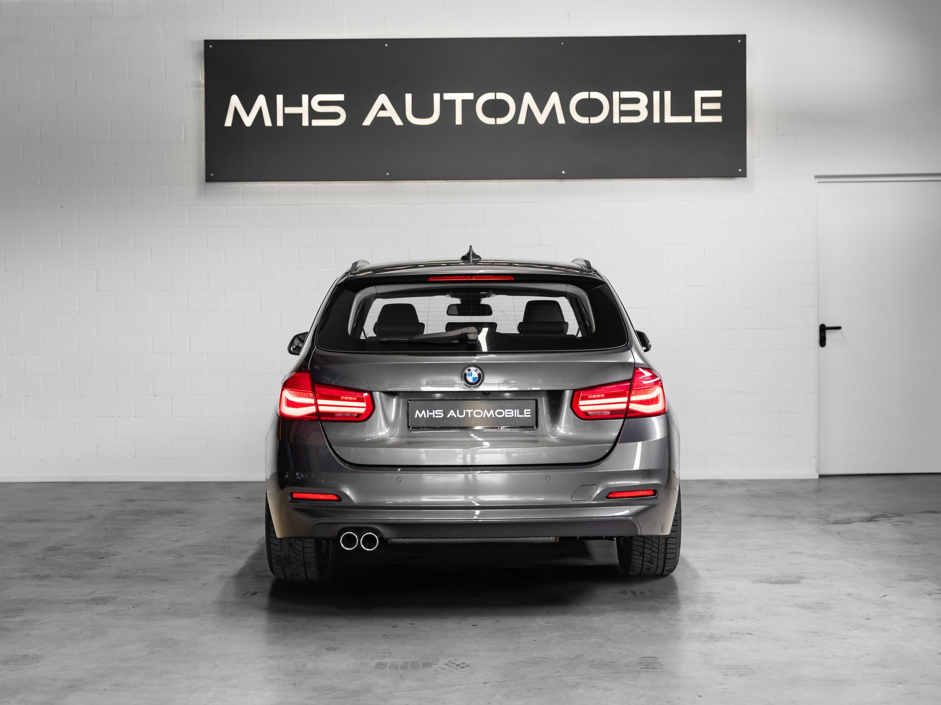 BMW 320i xDrive Touring-showroom-element-3
