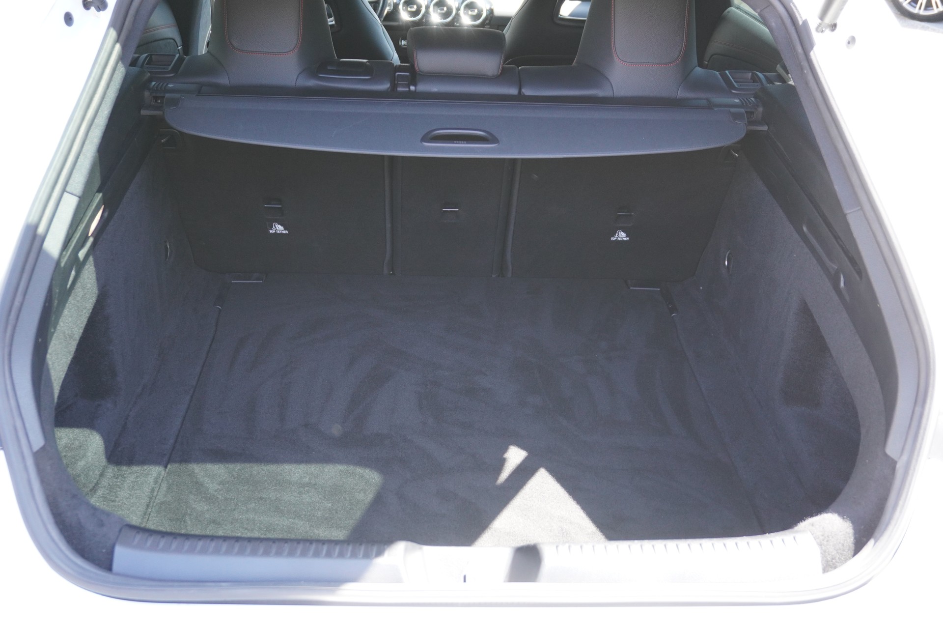 MERCEDES-BENZ CLA Shooting Brake 220 d 4Matic AMG Line-image-9