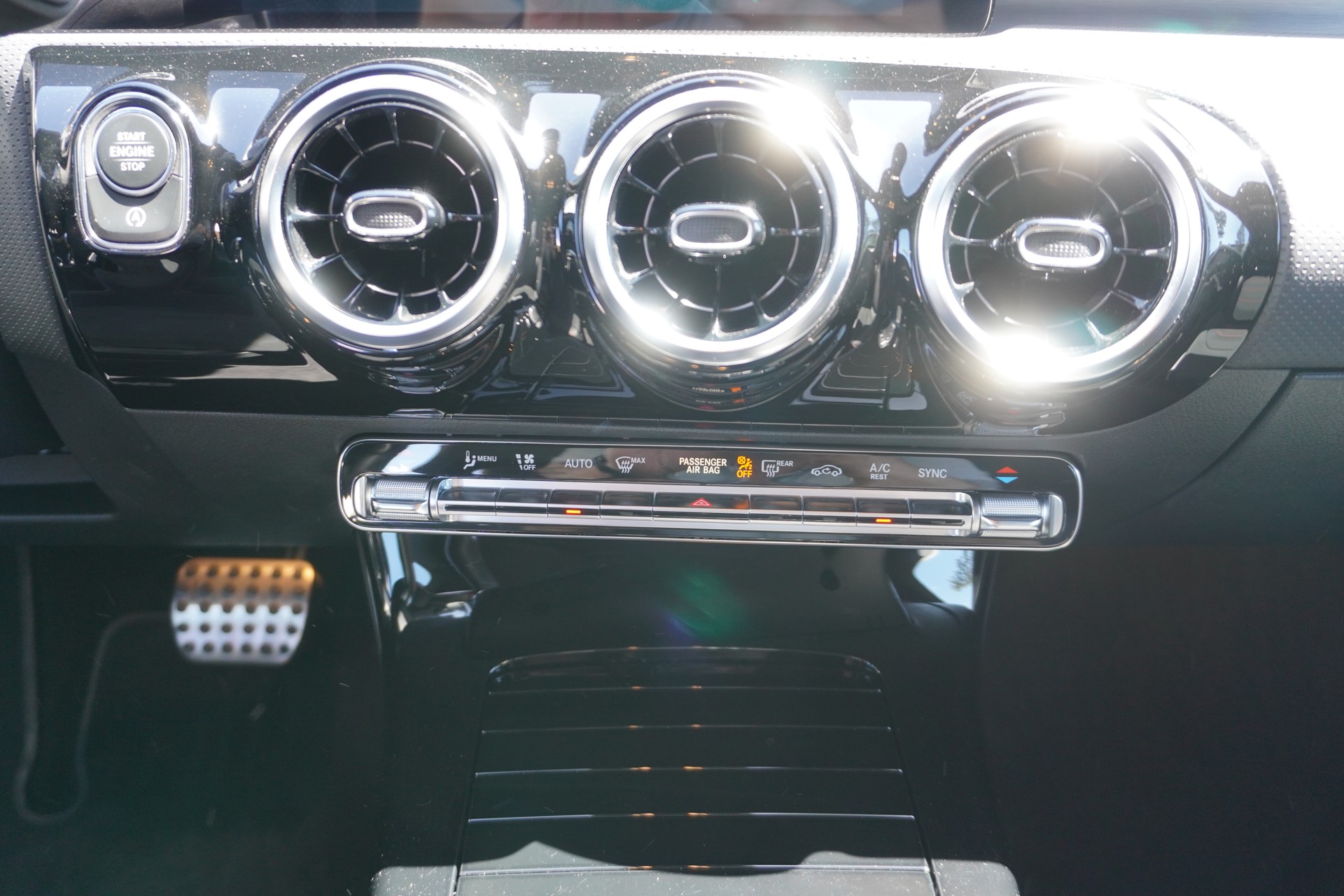 MERCEDES-BENZ CLA Shooting Brake 220 d 4Matic AMG Line-image-14