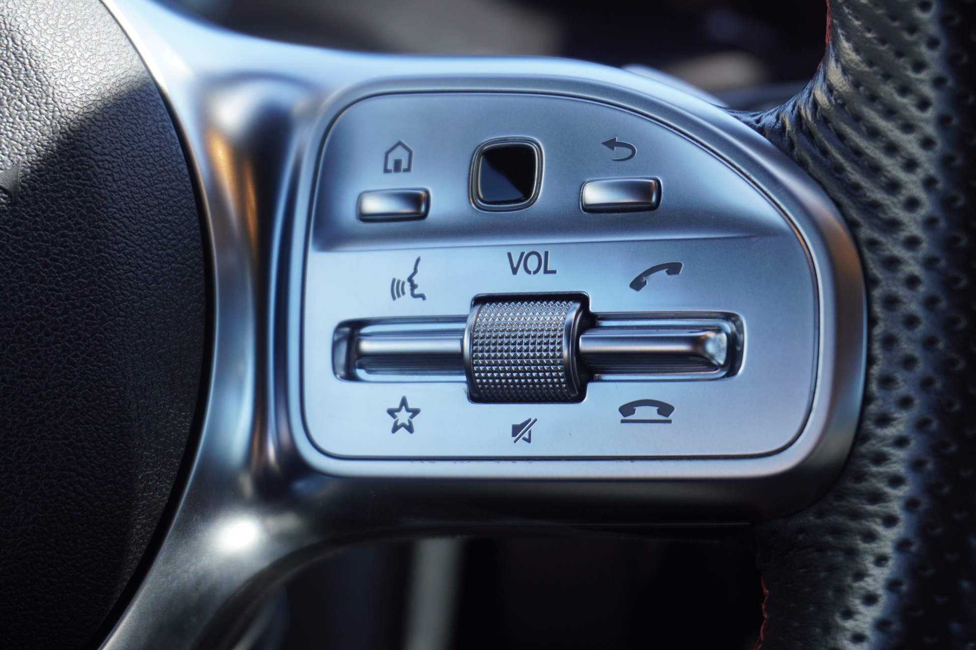 MERCEDES-BENZ CLA Shooting Brake 220 d 4Matic AMG Line-image-16