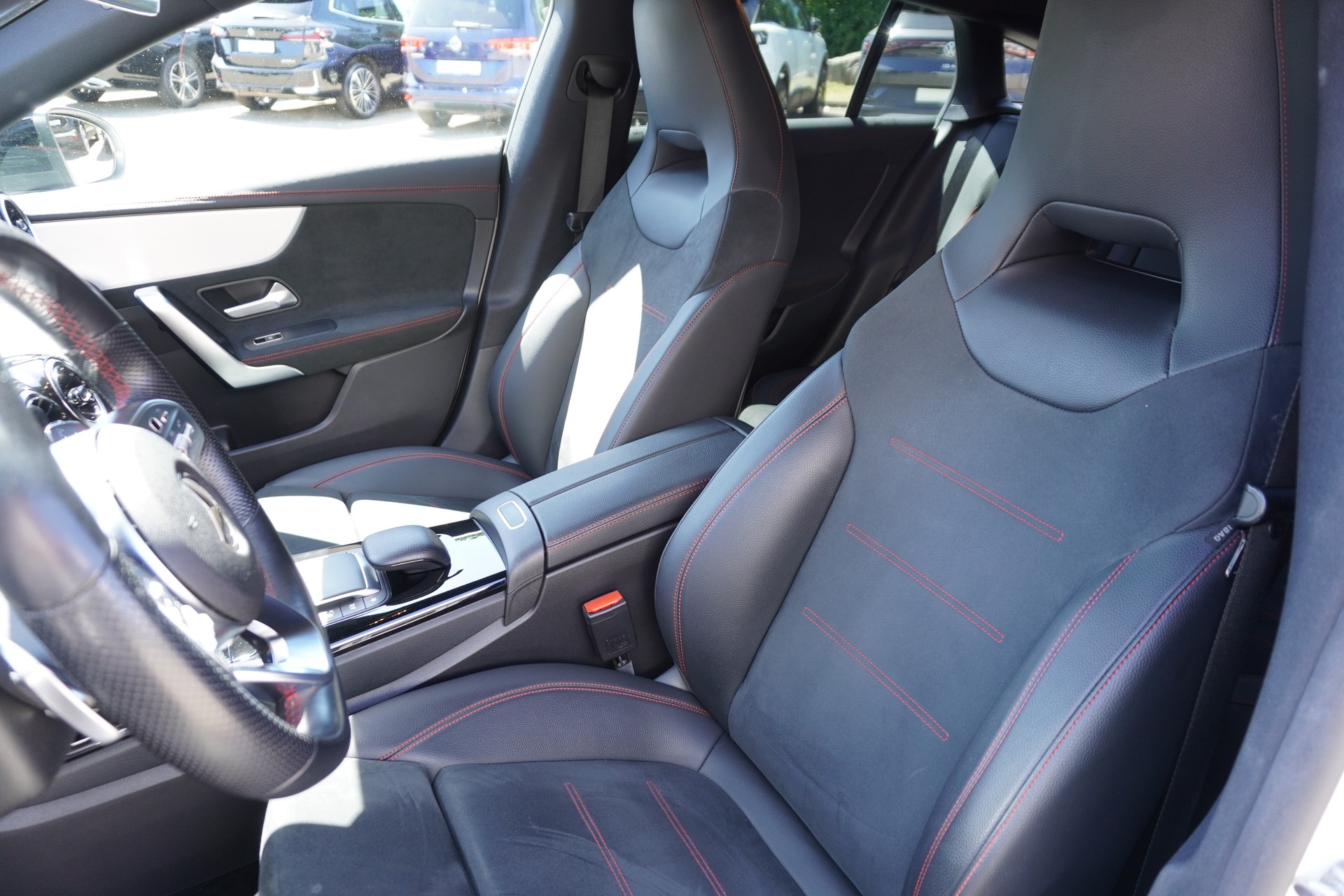 MERCEDES-BENZ CLA Shooting Brake 220 d 4Matic AMG Line-image-11